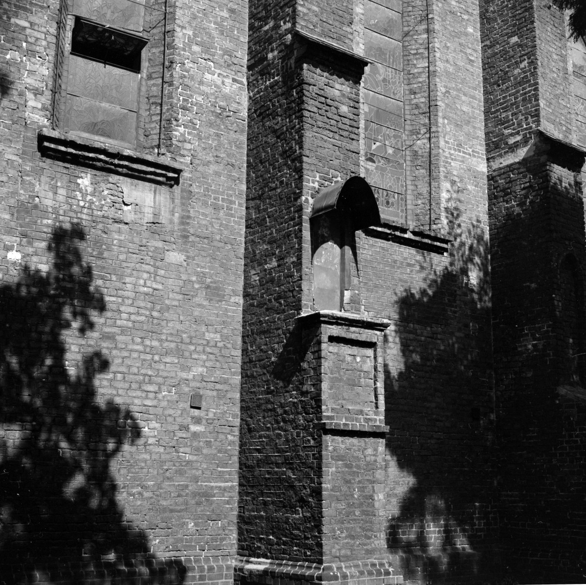 katedra św. Mikołaja Biskupa - skarpa przy nawie głównej, elewacja, skan 1