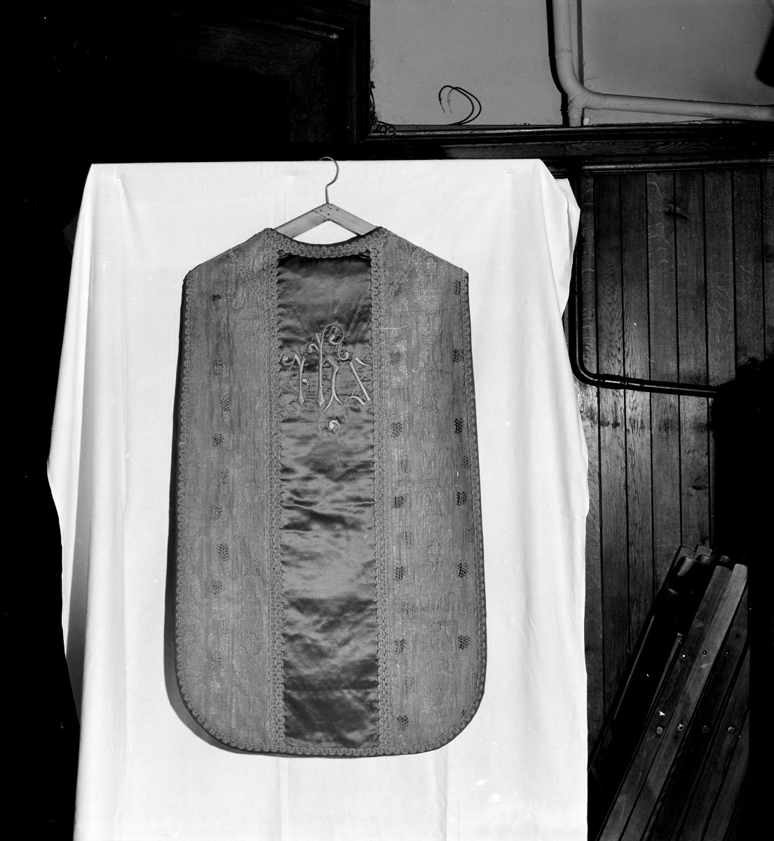 Skarbiec Katedralny - Ornat. Boki Niemcy. Środek Polska. Całość, tył., skan 1