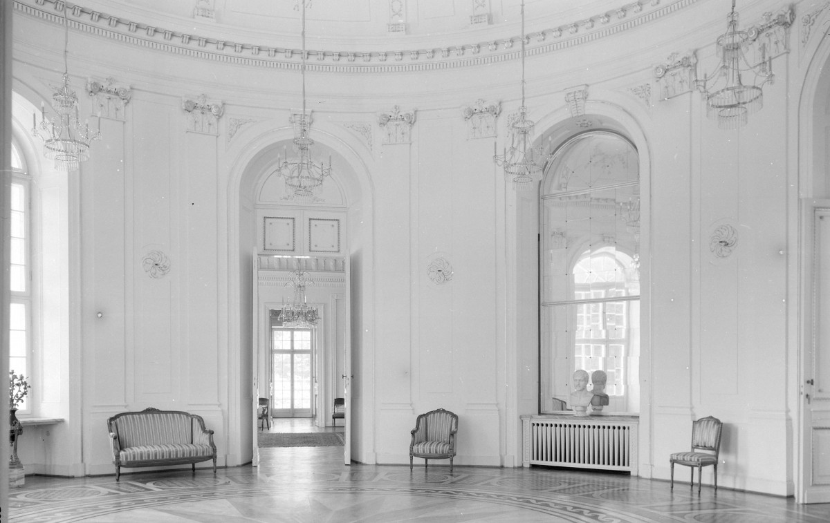 Palac - wnętrze: salon okrągły zw. biały. Meble i widoczne pilastry., skan 1