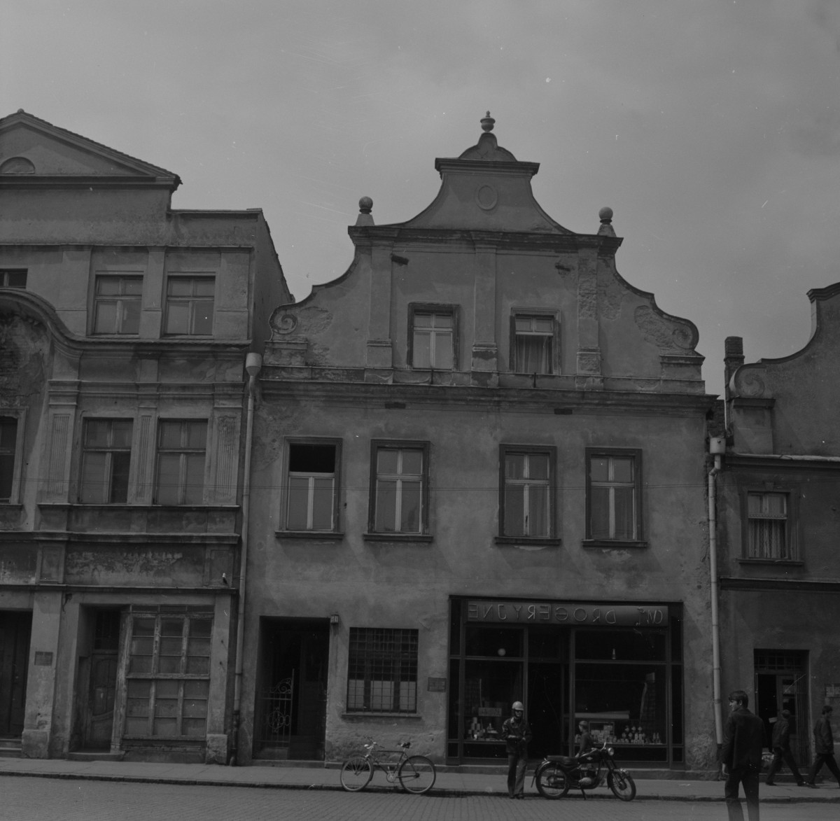 dom mieszkalny - elewacja frontowa, skan 1