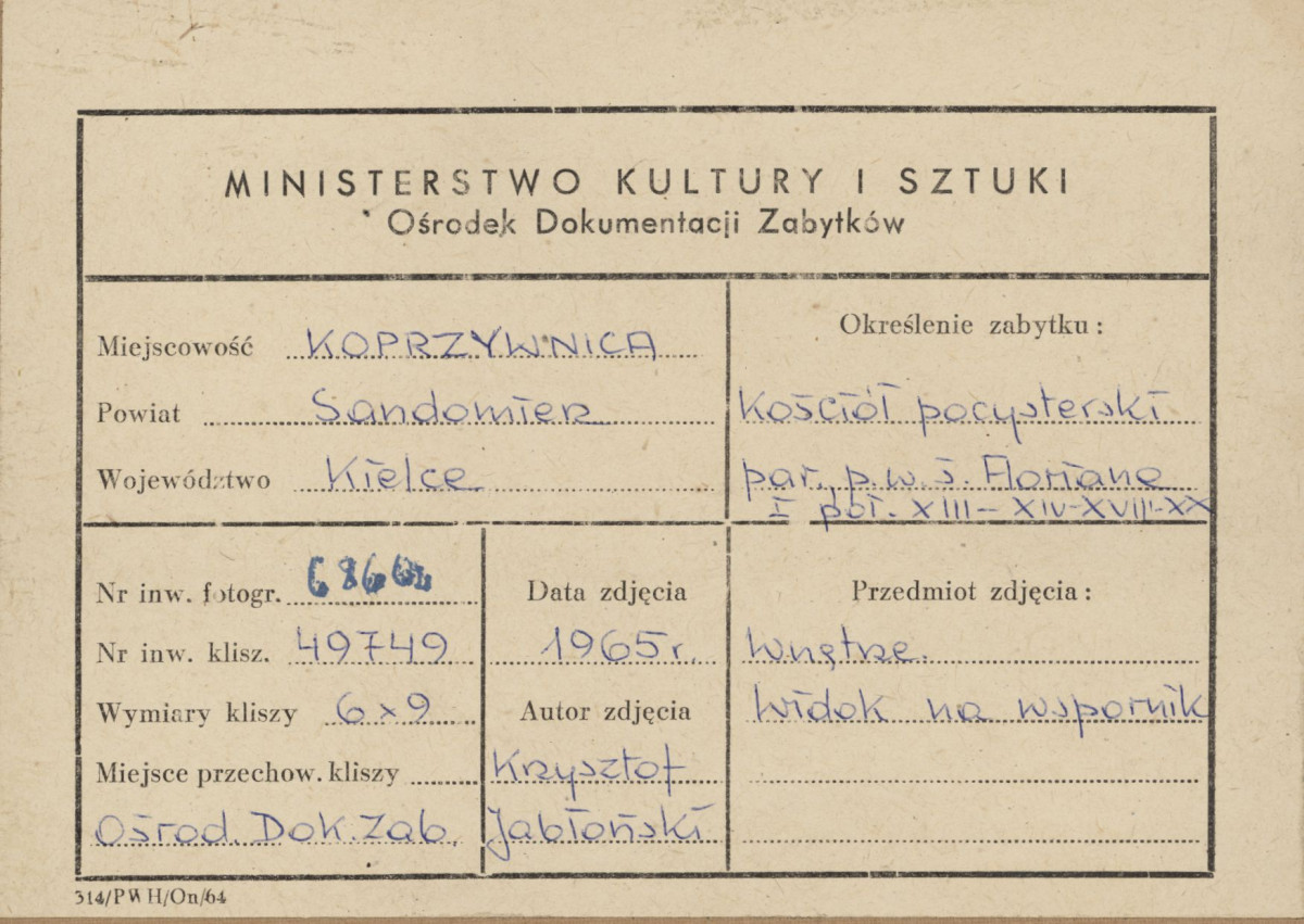 Zespół klasztorny - kościół, wnętrze , widok na wspornik łuku - metryczka, skan 1