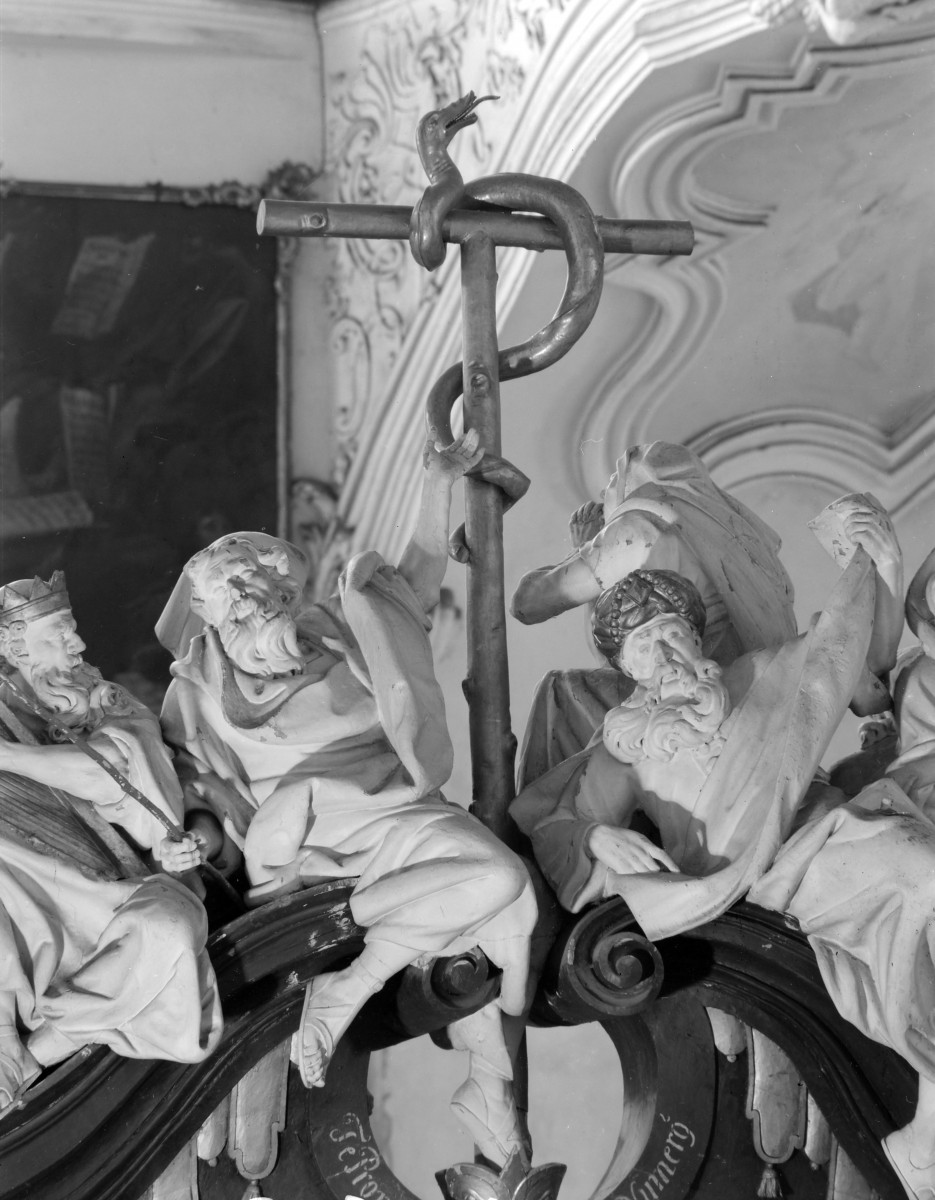 kościół, ob. parafialny pw. Wniebowzięcia Najświętszej Marii Panny - wnętrze: stalle, grupa rzeźb ze zwieńczenia, skan 1