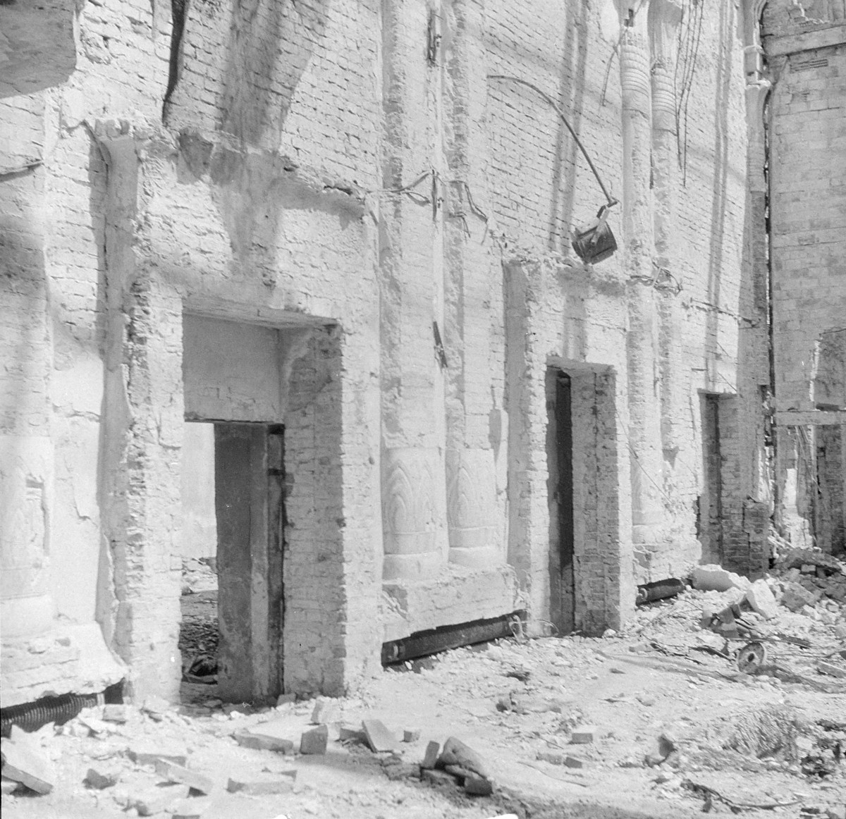 Galeria Luxemburga. Wnętrze. Zniszczone kino "Splendid" przemianowane później na "Sfinks"., skan 1