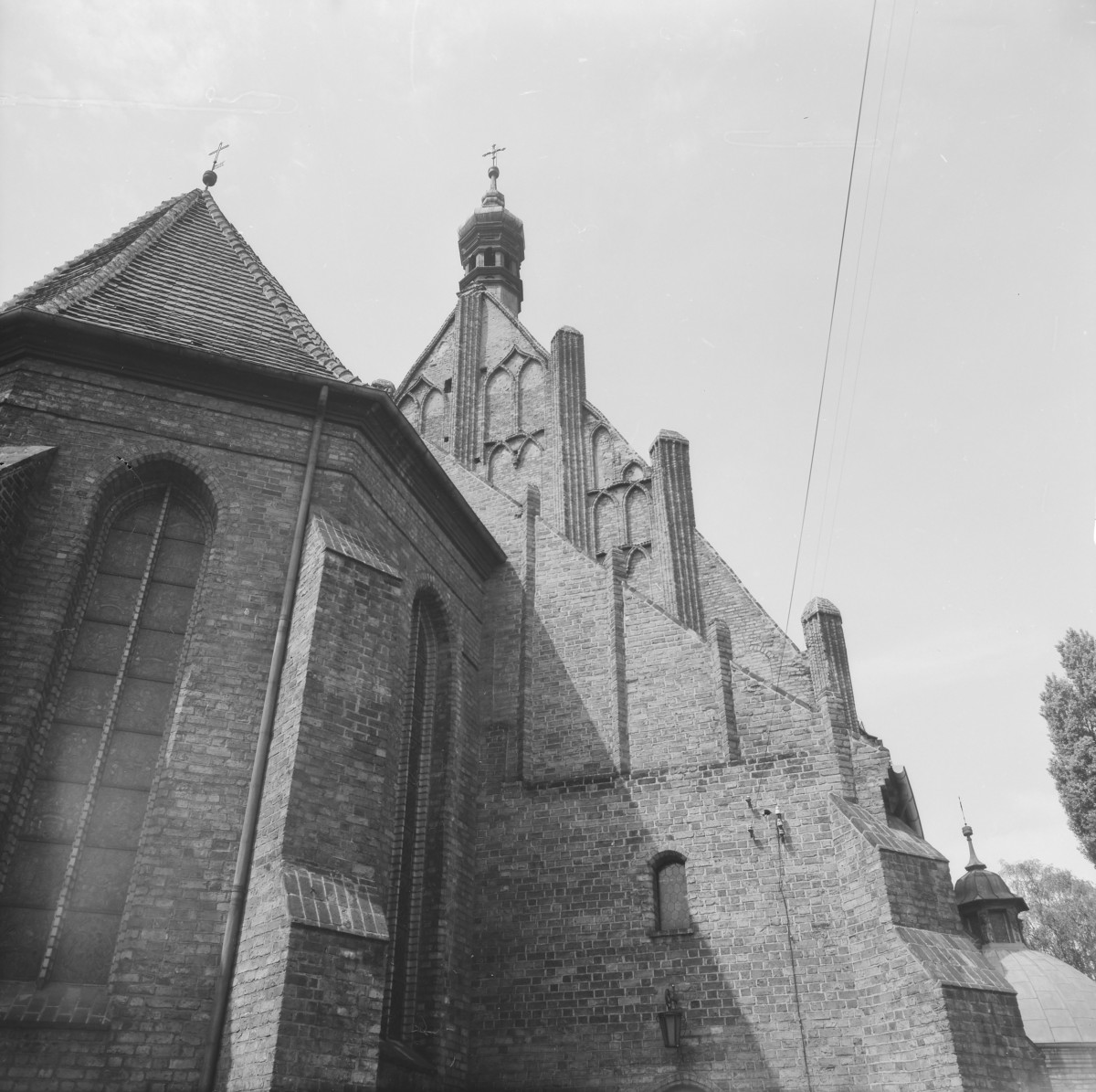 Katedra św. Marcina i Mikołaja. Elewacja prezbiterium od strony ogrodu., skan 1