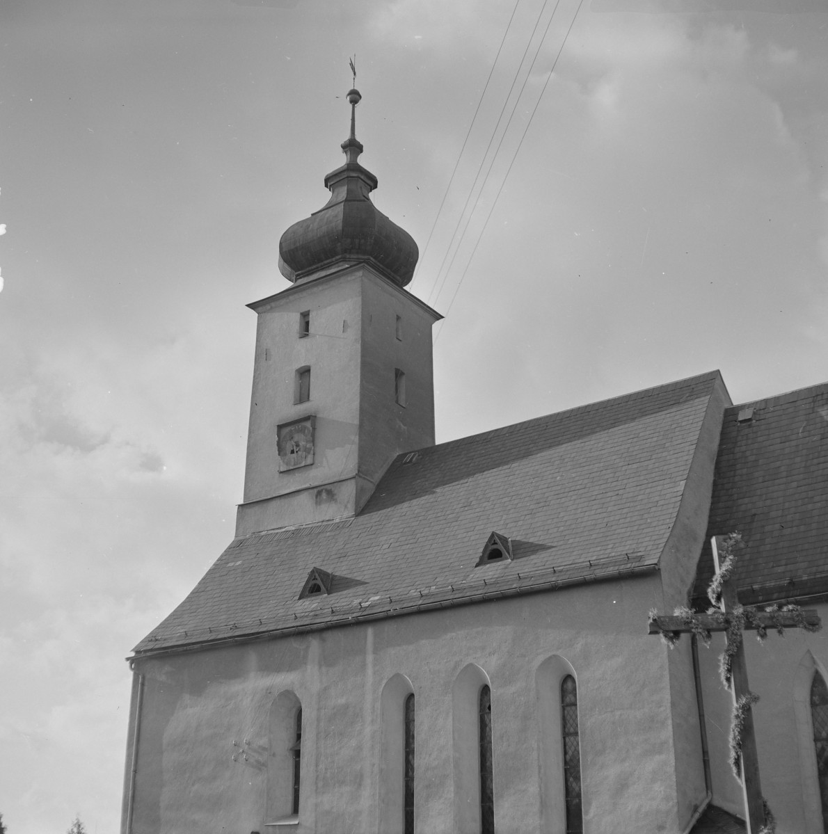 Kościół Wniebowzięcia Najświętszej Maryi Panny - elewacja pd. z widocznymi maswerkami i wieżą., skan 1