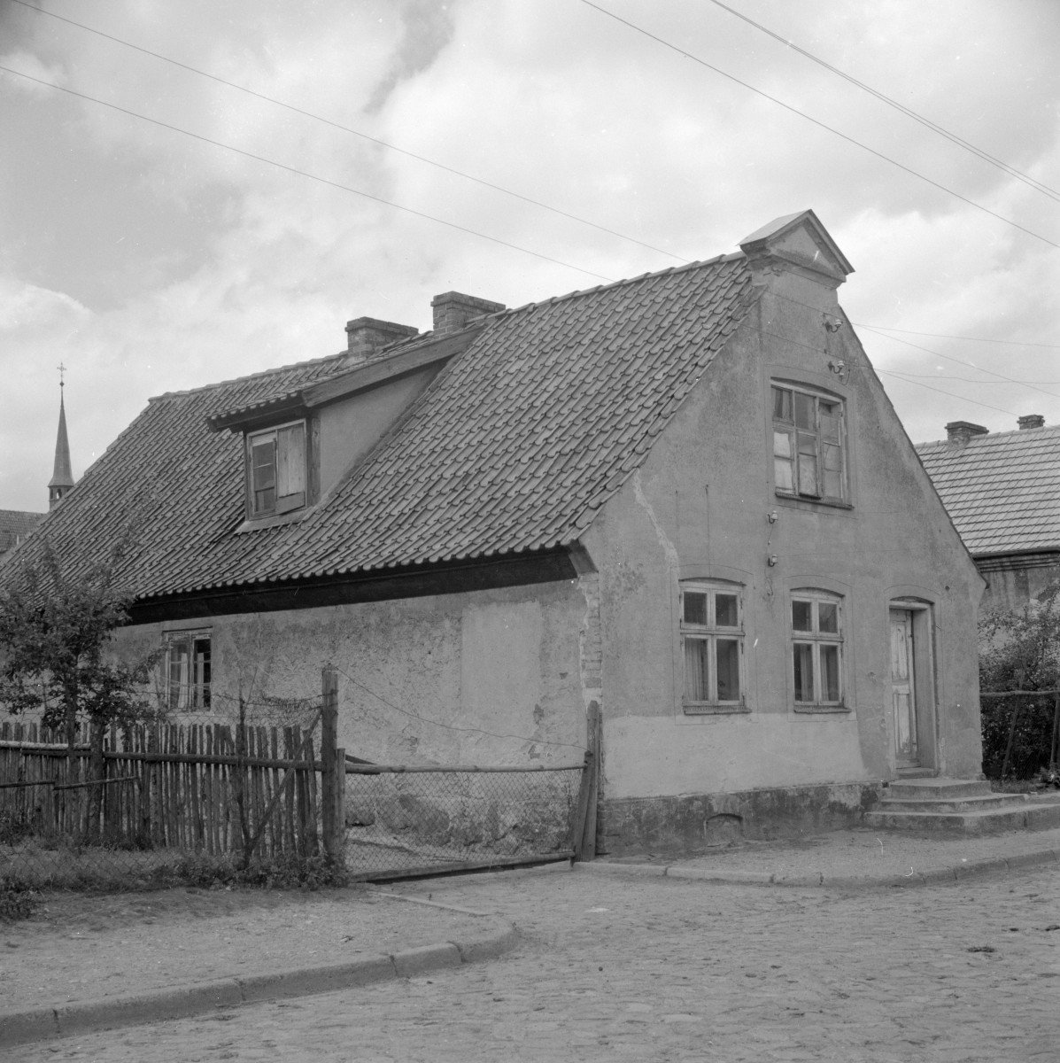 dom, ul. Nabrzeżna nr 10 - elewacja frontowa, skan 1