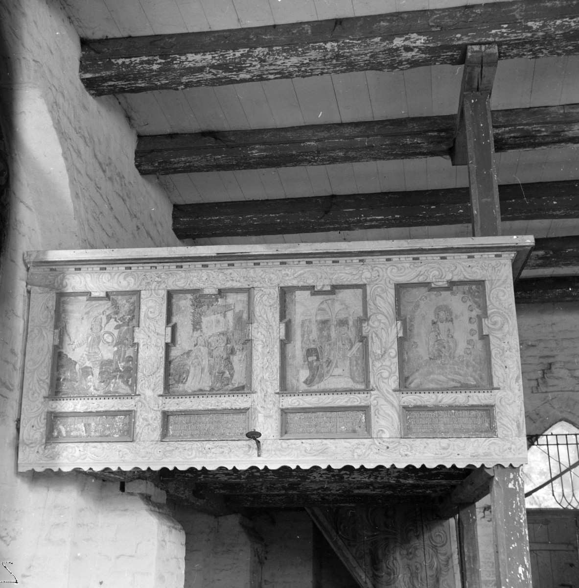 kaplica cmentarna pw. św. Jerzego - wnętrze, balustrada chóru , skan 1