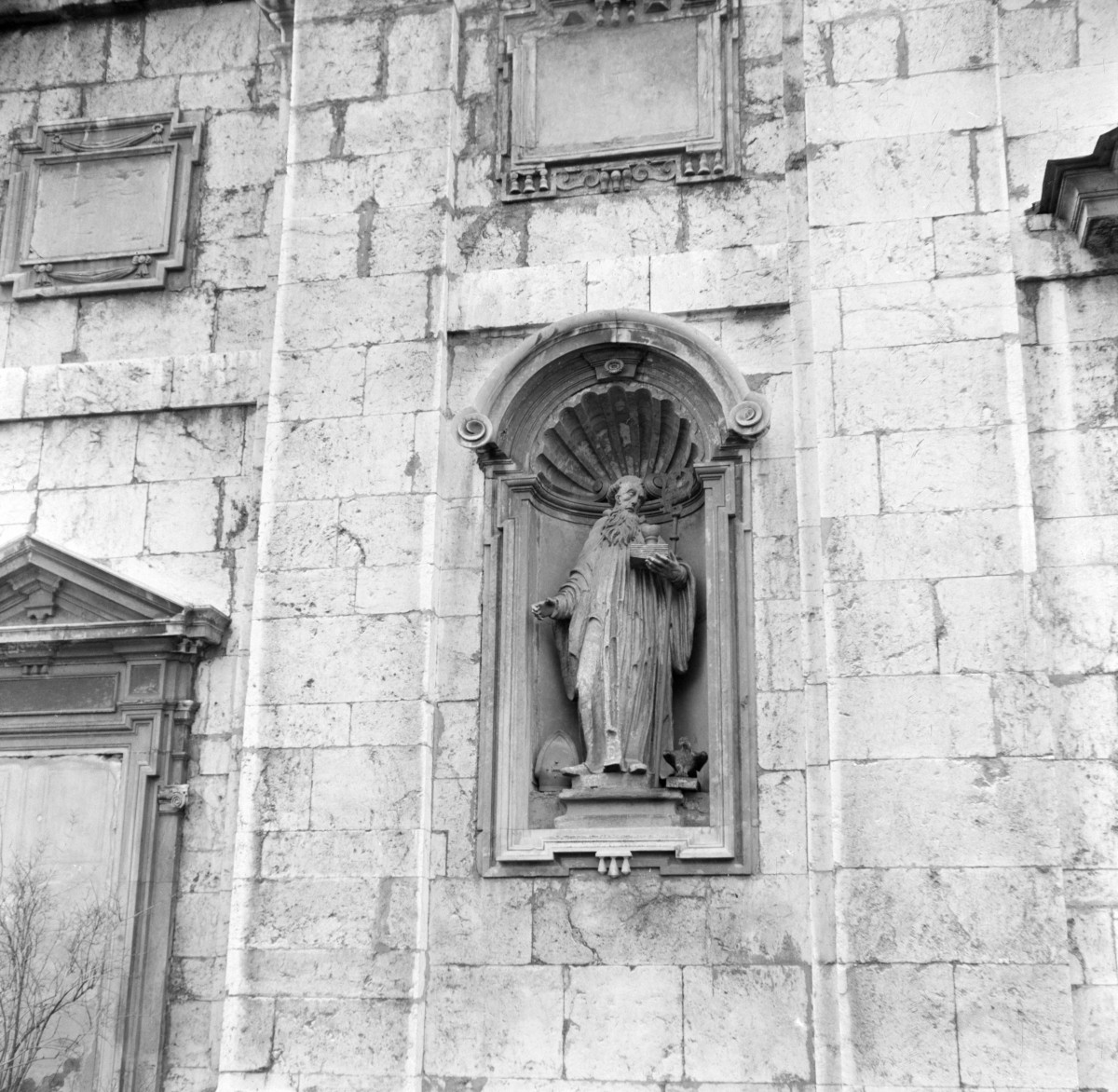 kościół Wniebowzięcia NMP - elewacja frontowa, figura zakonnika w niszy, skan 1