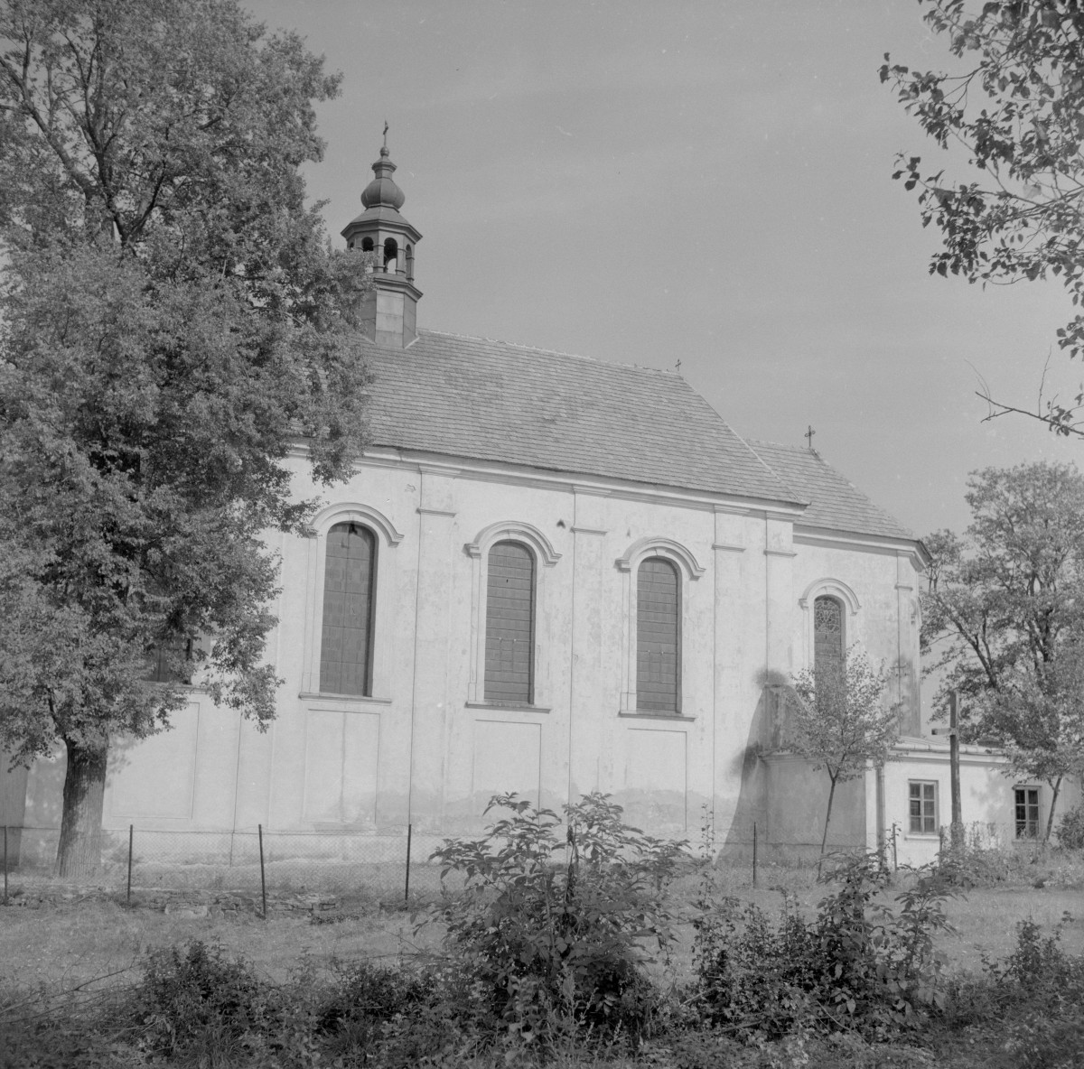 kościół pw. Wniebowzięcia NMP - elewacja boczna, prezbiterium, skan 1