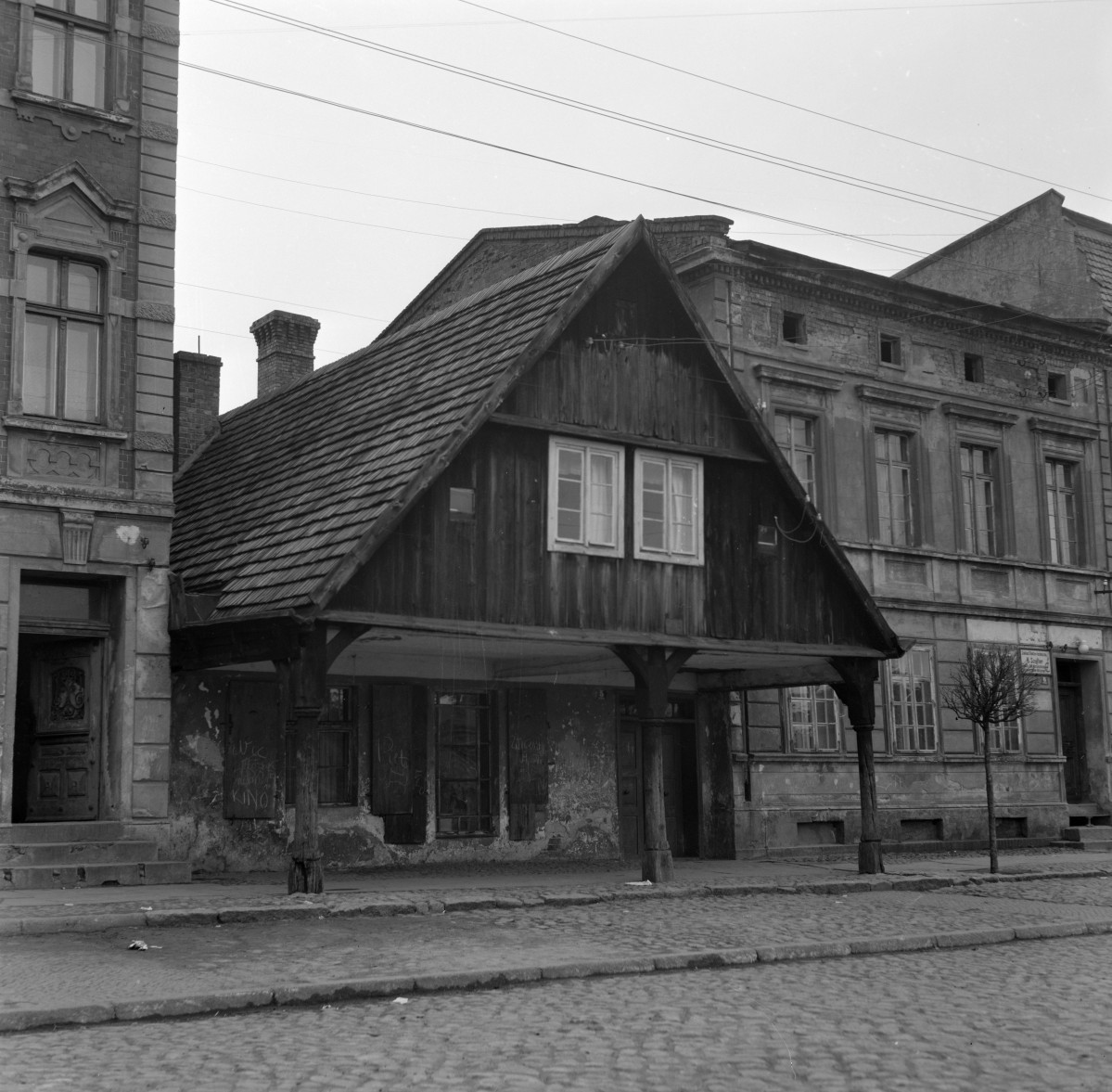 dom podcieniowy drewniany - elewacja frontowa, skan 1