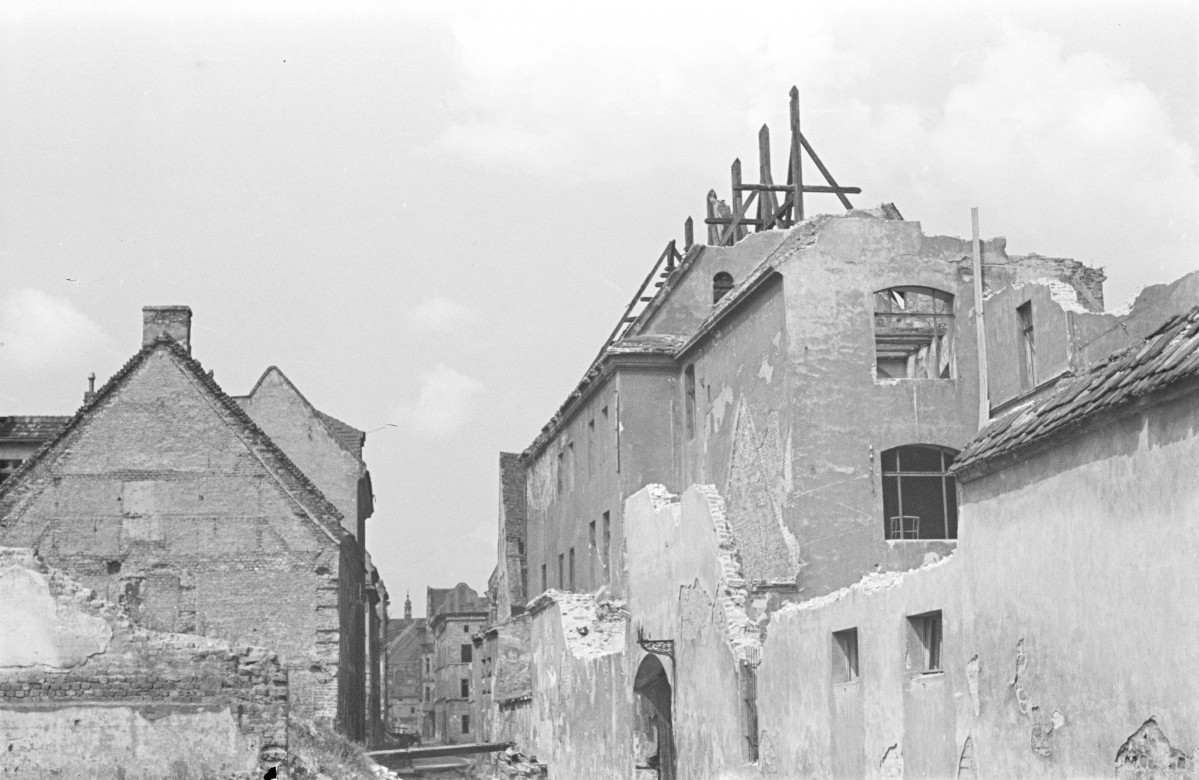 dawne Gimnazjum Piastowskie, fragment zniszczonej elewacji, skan 1