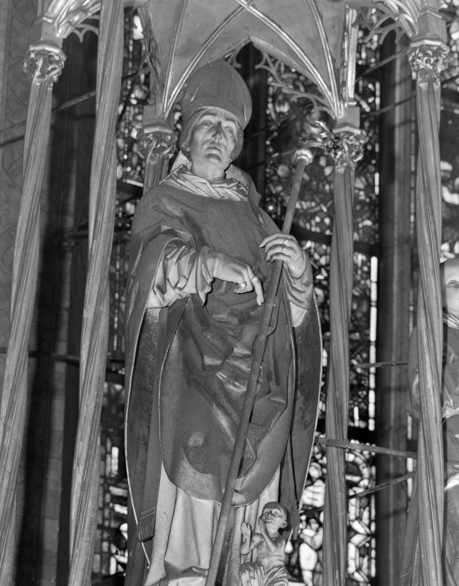 Kościół Mariacki pw. Wniebowzięcia Najświętszej Marii Panny - ołtarz Wita Stwosza: część środkowa szczyt - Koronacja Matki Boskiej, figura Świętego Stanisława, skan 1