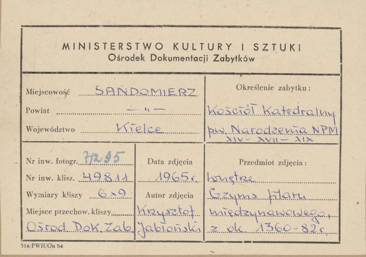 Katedra - wnętrze, widok na gzyms filaru międzynawowego - metryczka, skan 1