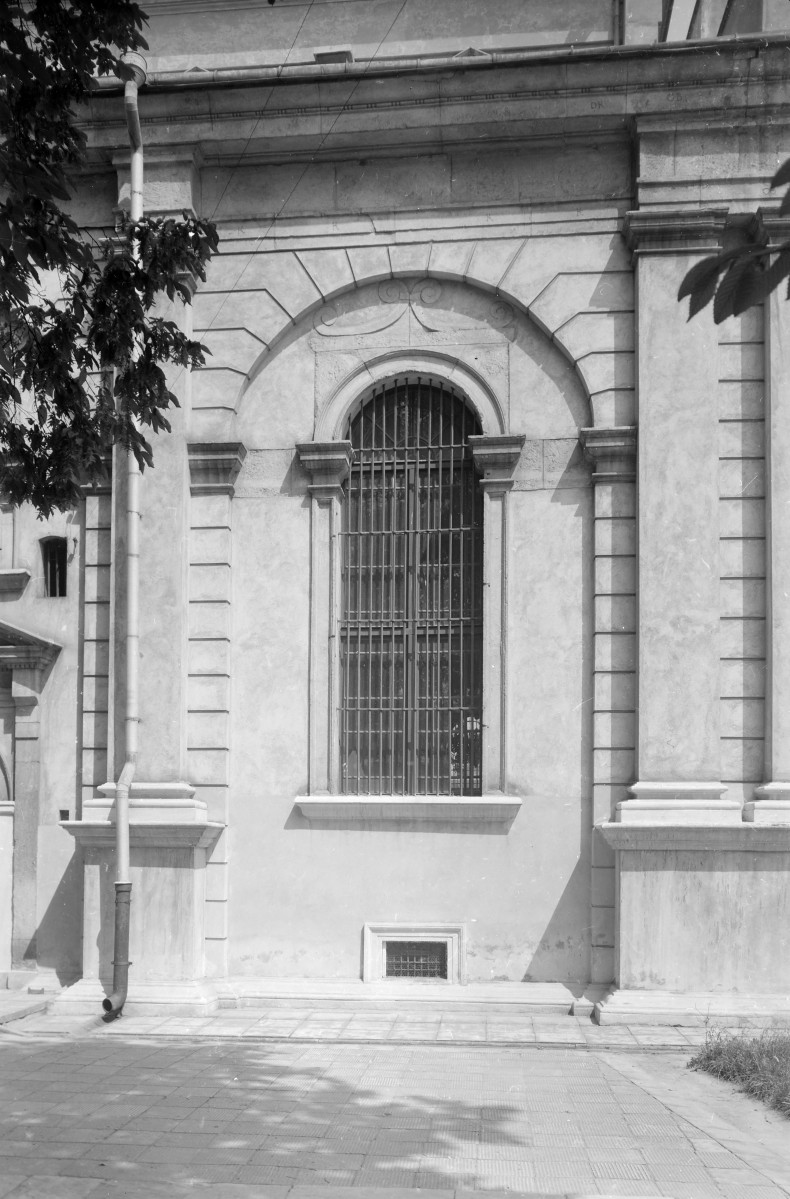 katedra Zmartwychwstania Pańskiego i św. Tomasza Apostoła - elewacja pd. okno, skan 1