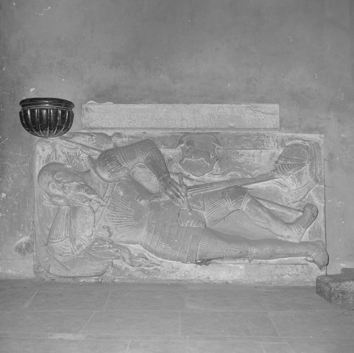 Bazylika katedralna - nagrobek Orłowskiego obok aspersorium, skan 1