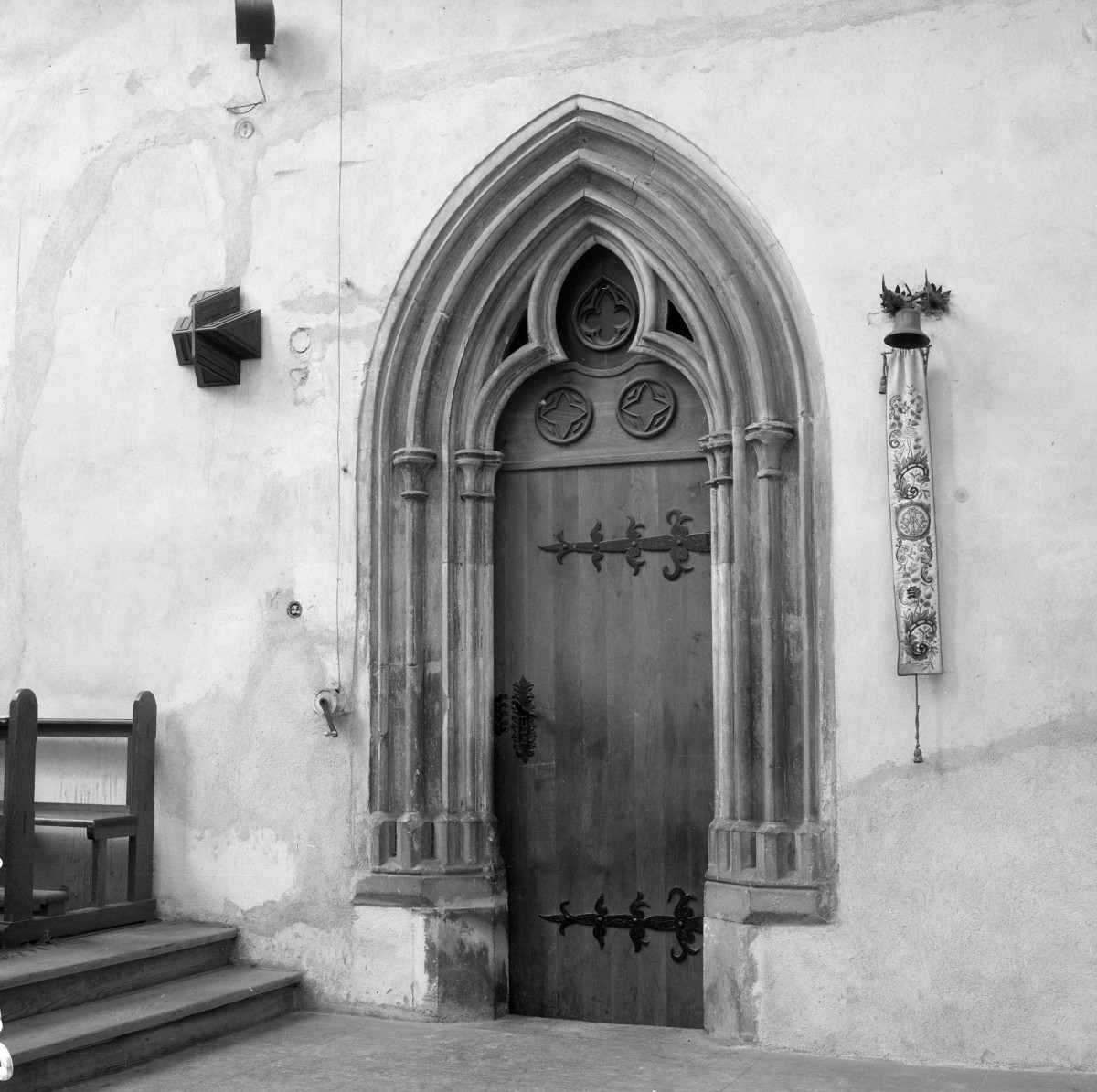 Kościół św. Wojciecha - wnętrze. Portal płn. z archiwoltą. przy prezbiterium, skan 1