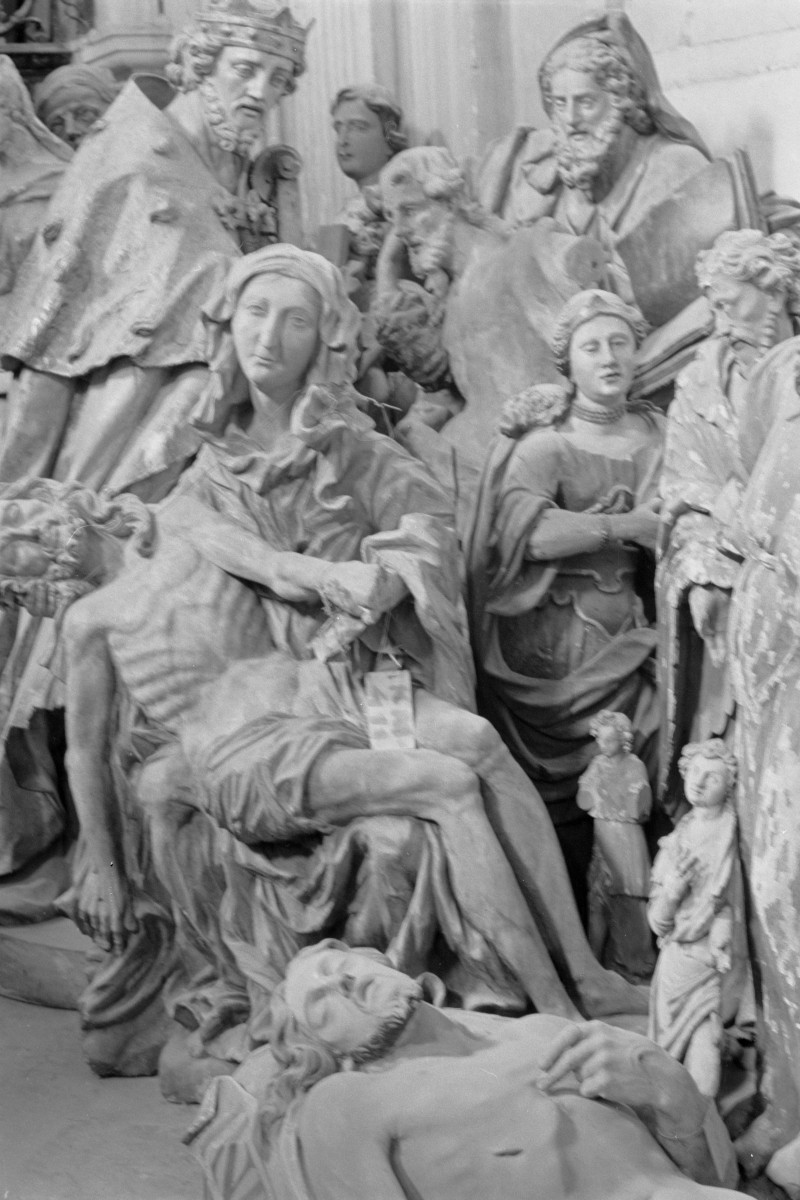 niszczejące rzeźby we wnętrzu kaplicy pomisjonarskiej pw. św. Karola Boromeusza ob. muzuem w Łowiczu, daw. klasztor misjonarzy, skan 1