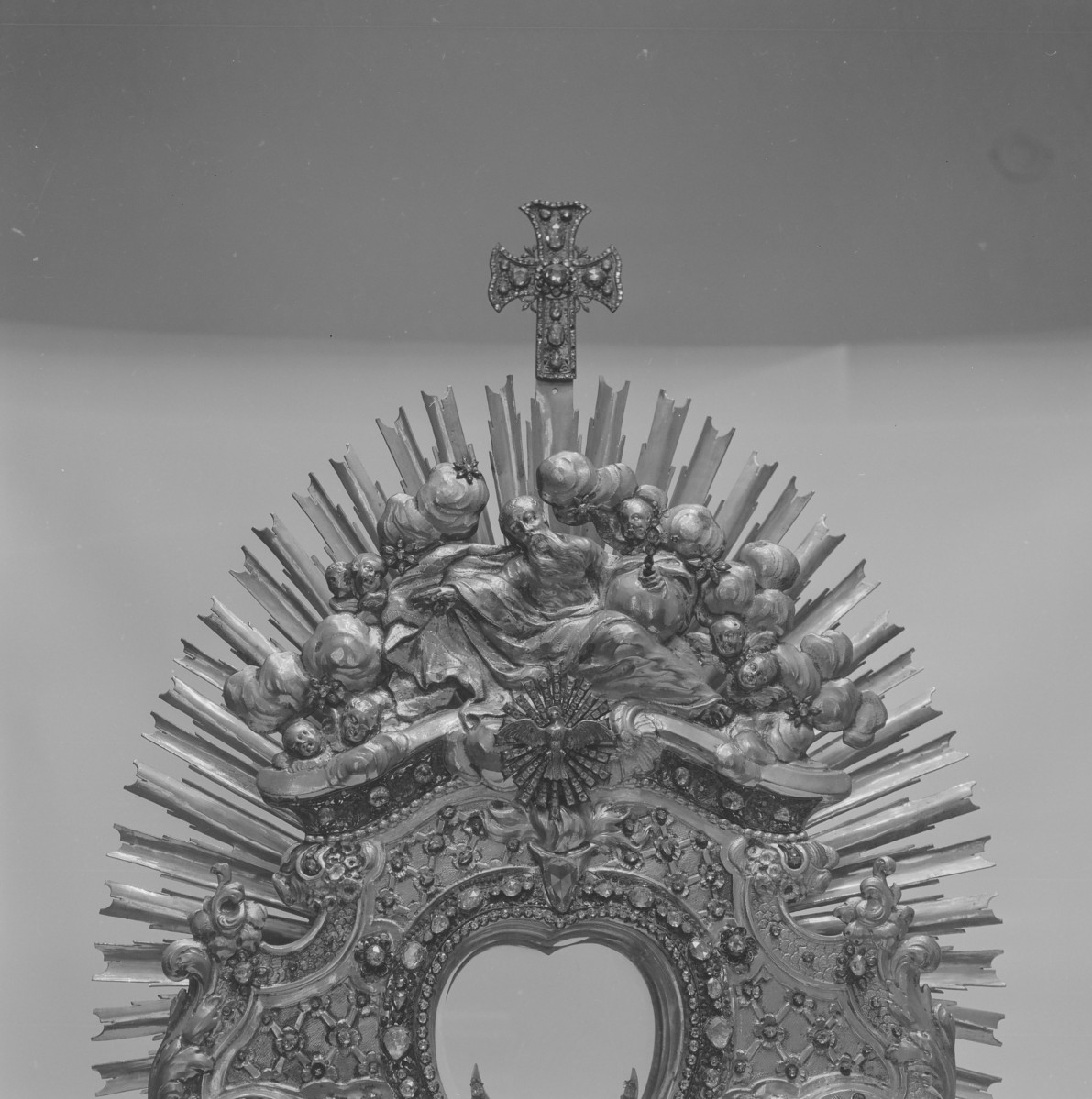 kościół pw. św. Jakuba Apostoła i św. Agnieszki, Dziewicy i Męczennicy - zbiory - monstrancja - fragment - część górna /J. Nawarra/, skan 1