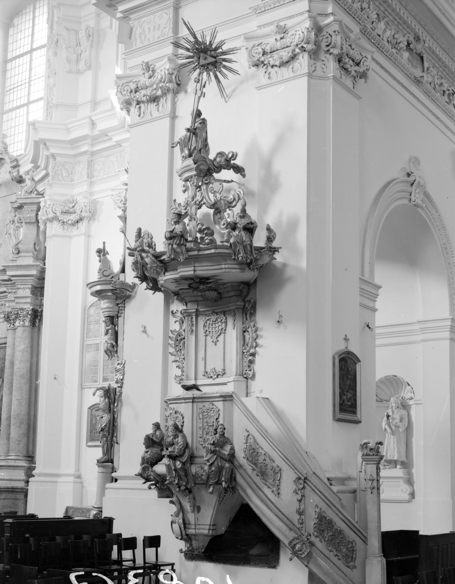Kościół pw. NMP i św. Mikołaja - wnętrze: ambona bogato zdobiona., skan 1