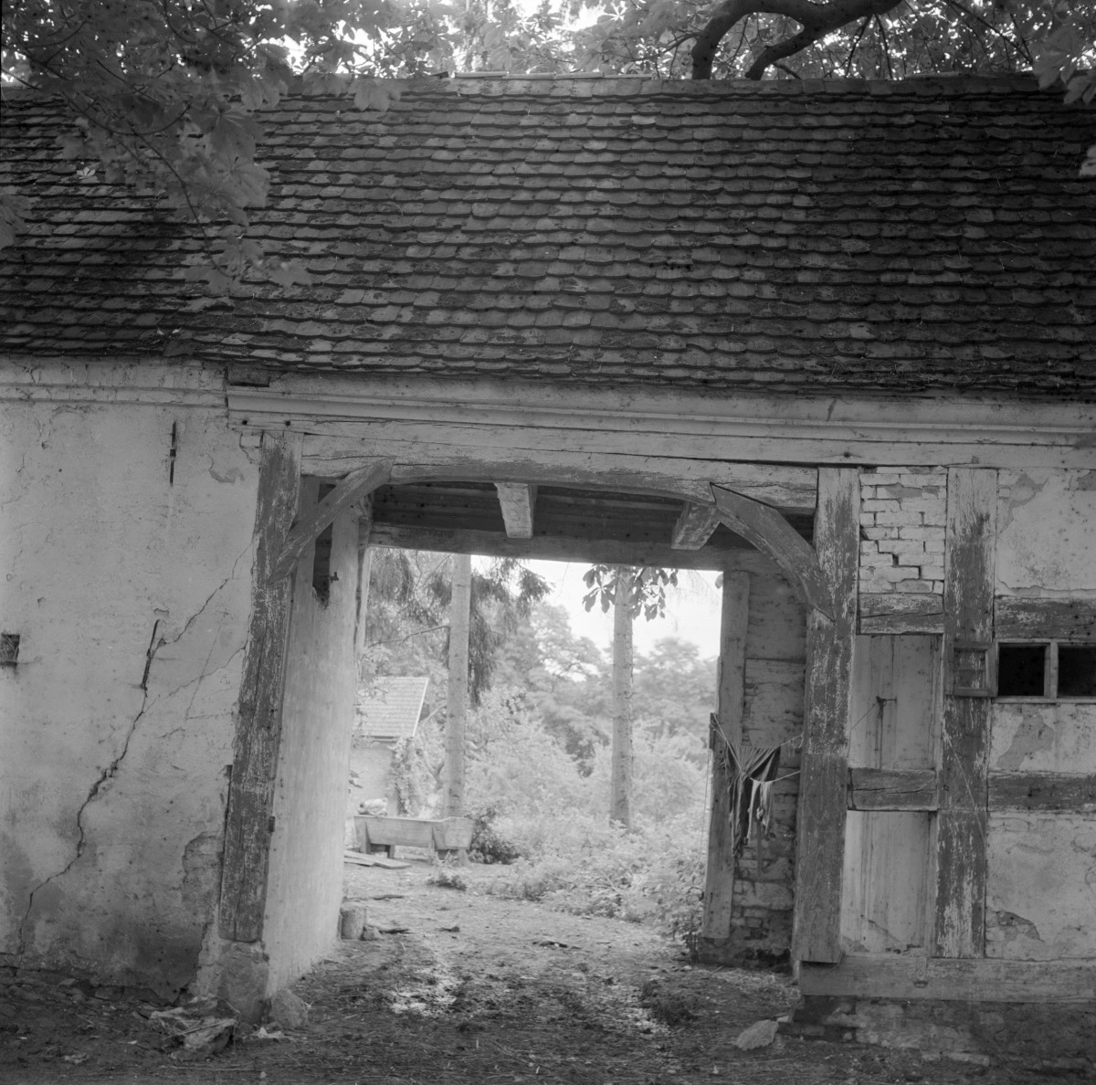 zespół dworski - dwór, brama od dziedzińca, skan 1