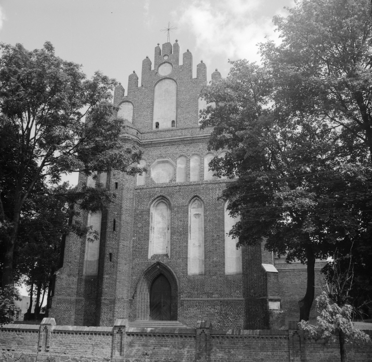 kościół parafialny pw. św. Anny - elewacja zachodnia (XIV, XVI), skan 1