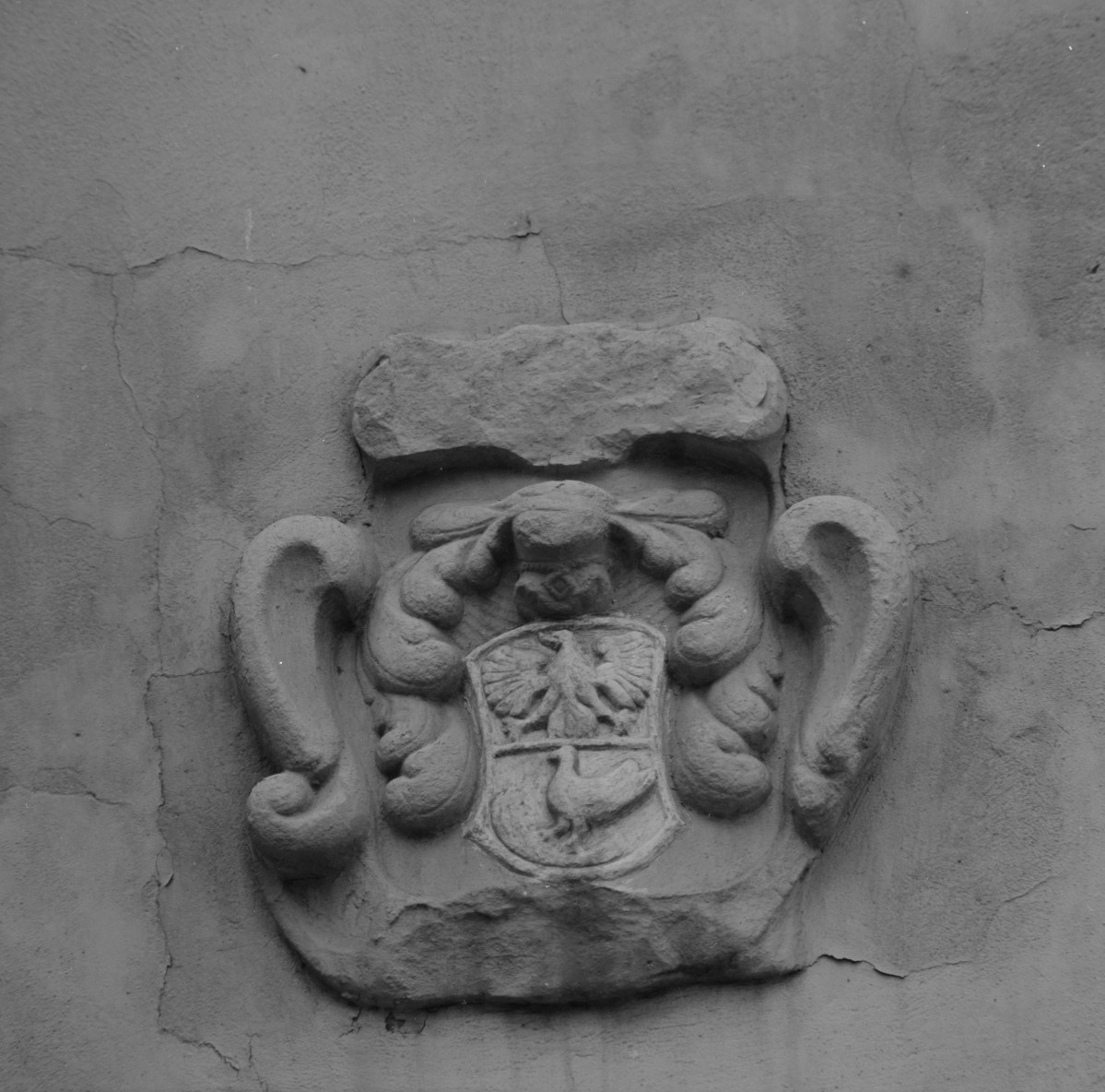 dawny zajazd - elewacja południowa - fragment - kartusz herbowy, skan 1