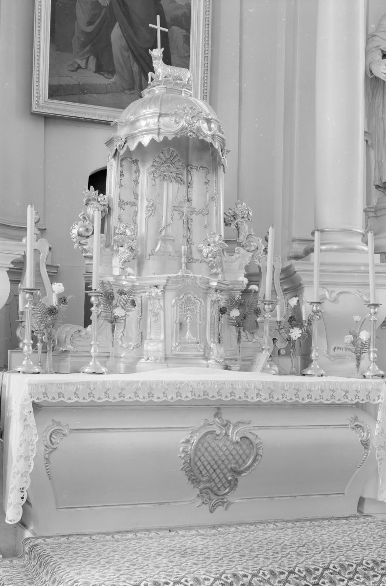kolegiata - wnętrze prezbiterium, ołtarz i tabernakulum, skan 1