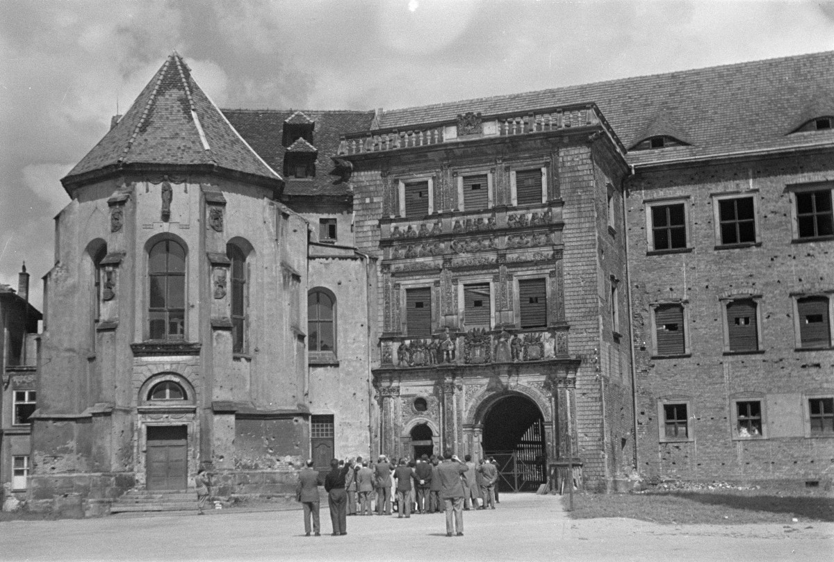 Siedziba Piastów Śląskich - elewacja frontowa, skan 1