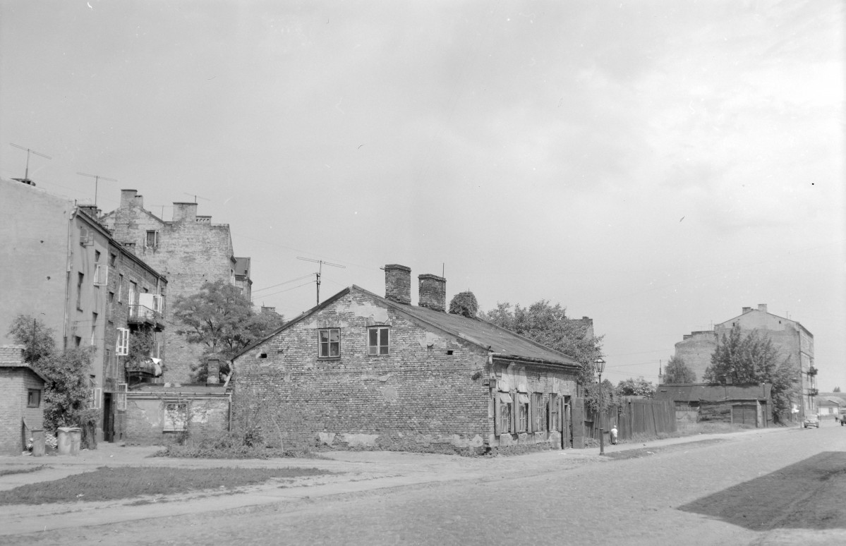 parterowy murowany budynek mieszkalny - elewacja frontowa, skan 1