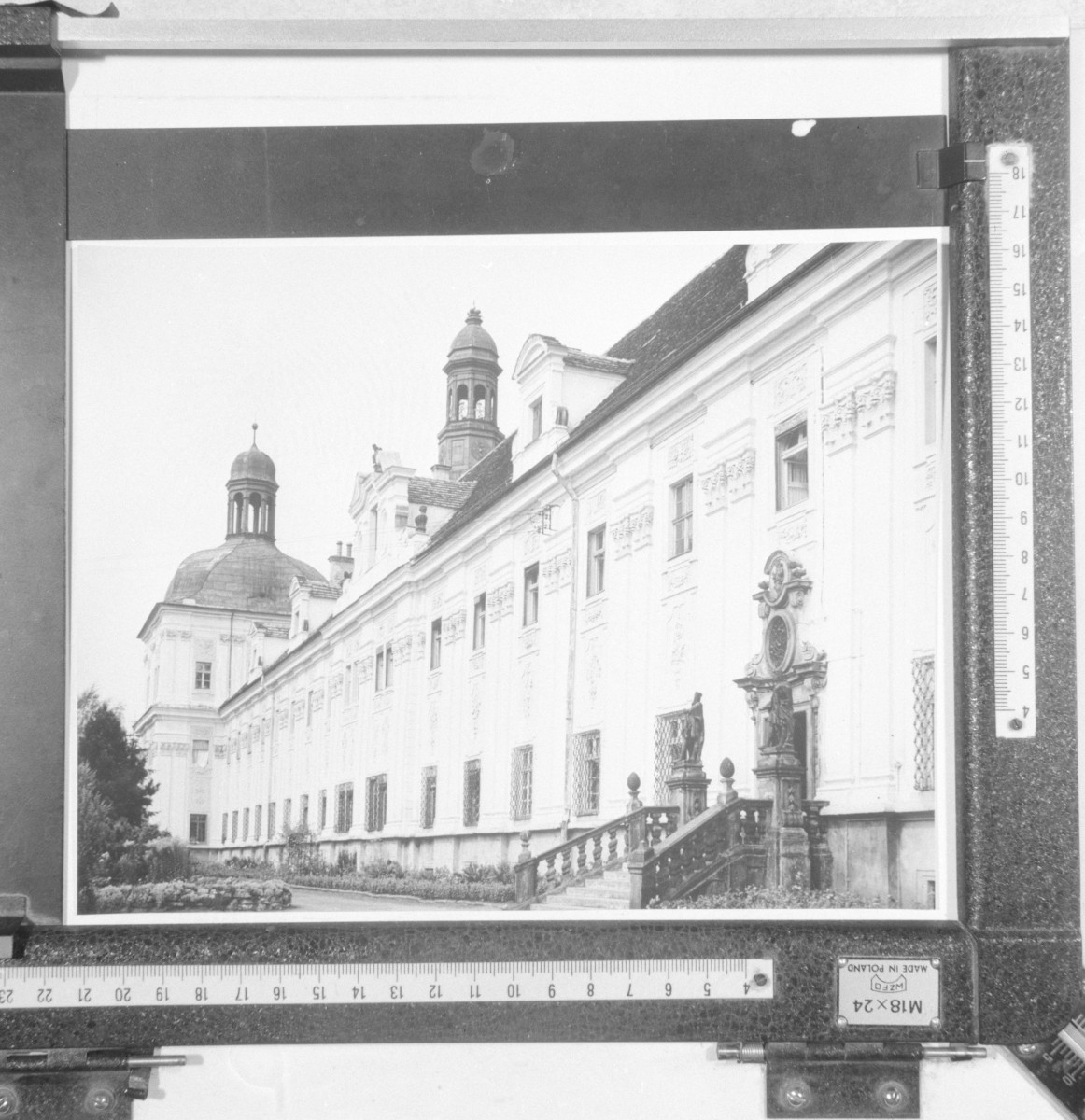 sanktuarium św. Jadwigi Śląskiej - klasztor Cysterek - skrzydło zachodnie - elewacja zewnętrzna - fragment, skan 1