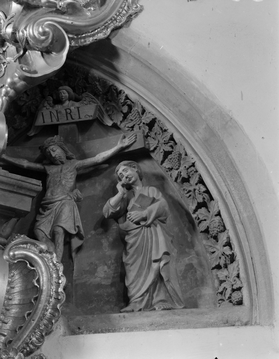 sanktuarium św. Jadwigi Śląskiej - kościół: fragment tympanonu w prezbiterium, skan 1