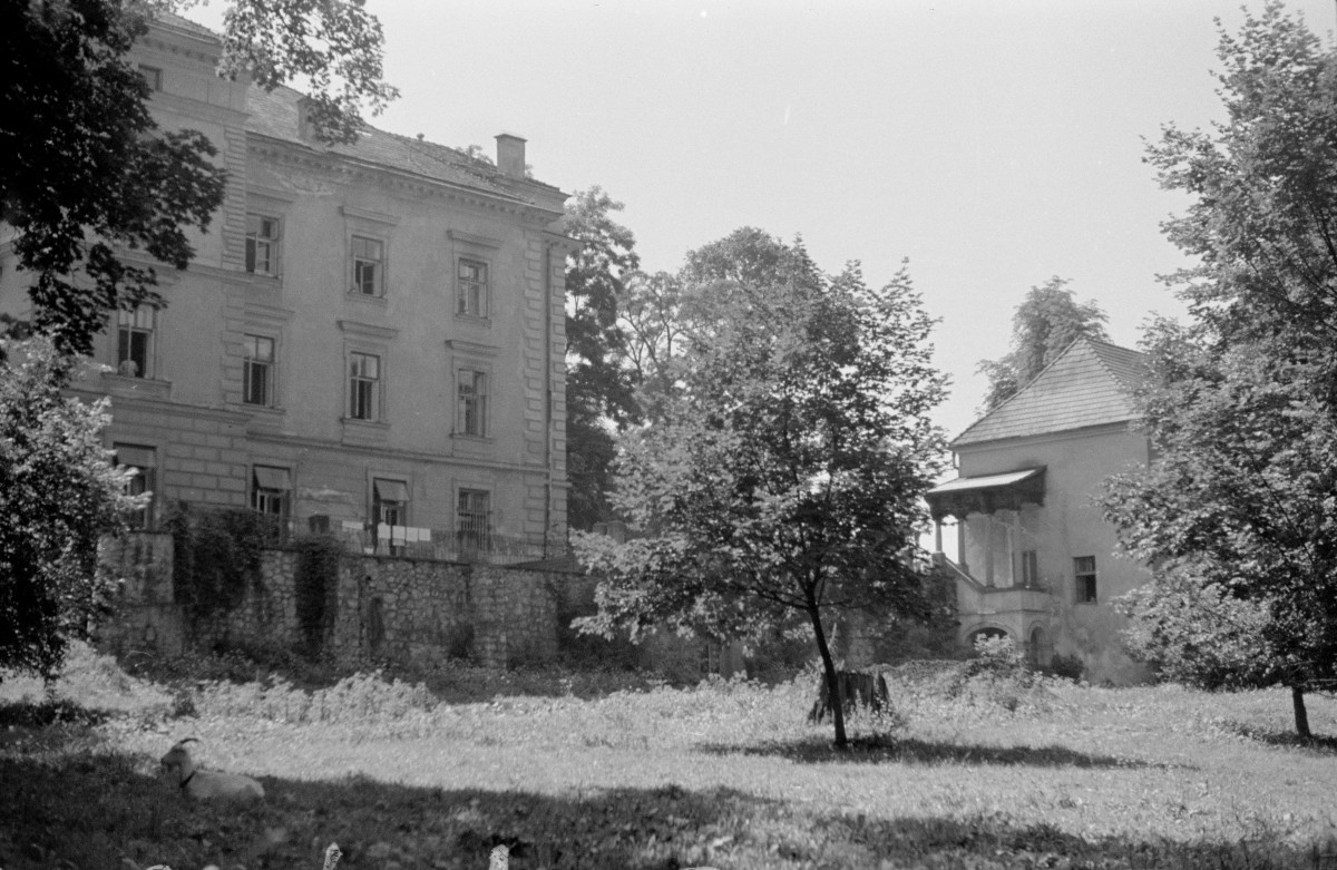 zespół pałacowo-parkowy Willa Decjusza, widok na Willę Decjusza, Dom Łaskiego oraz mur oporowy, skan 1