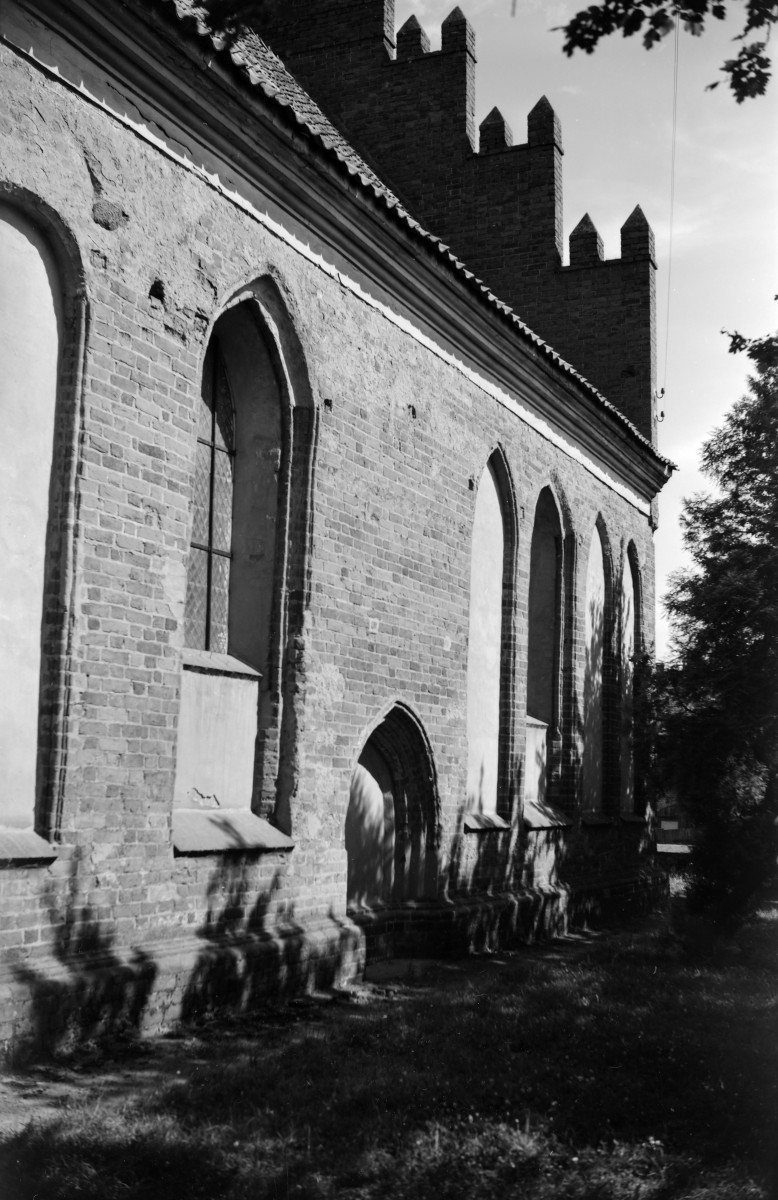 Kościół św. Mikołaja - elewacja nawy głównej. Widoczny portal oraz okna typu maswerk., skan 1