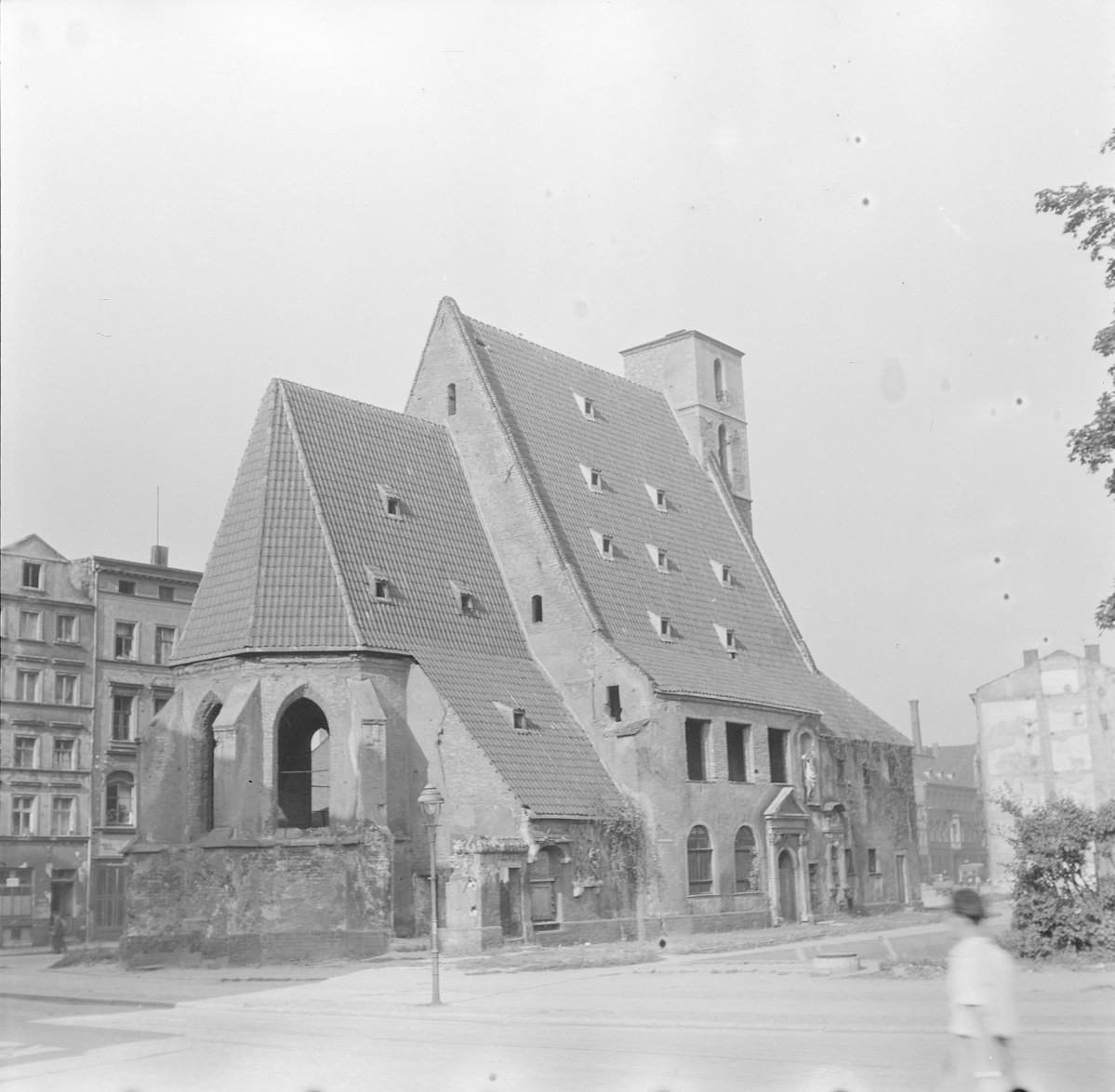 Kościół św. Krzysztofa - widok ogólny całej bryły. , skan 1