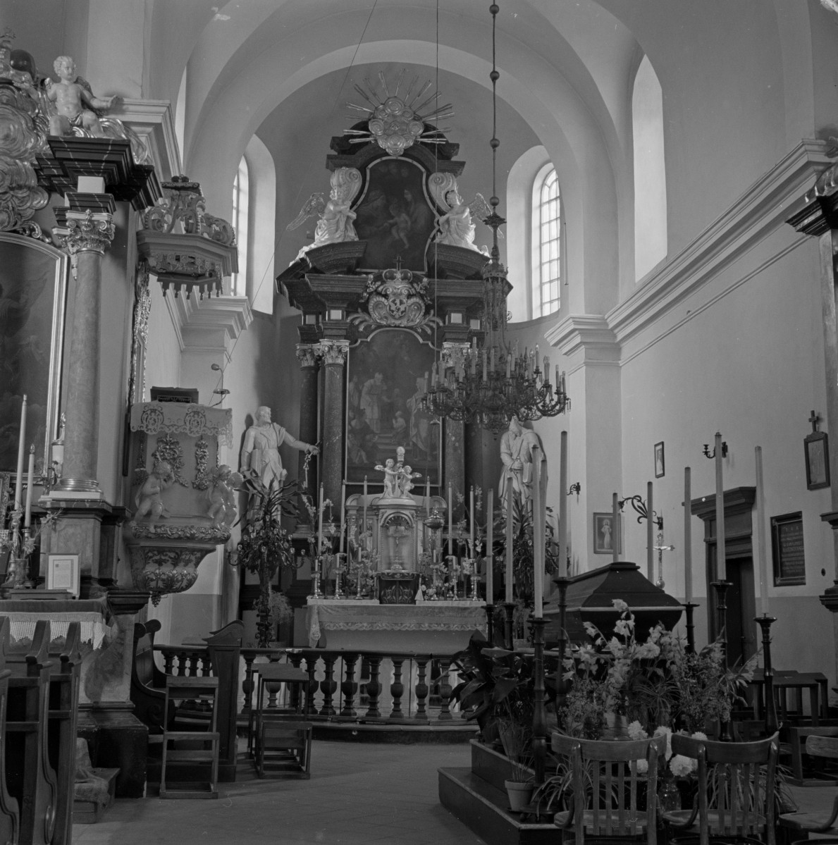 kościół św. Anny - wnętrze: ołtarz główny, skan 1