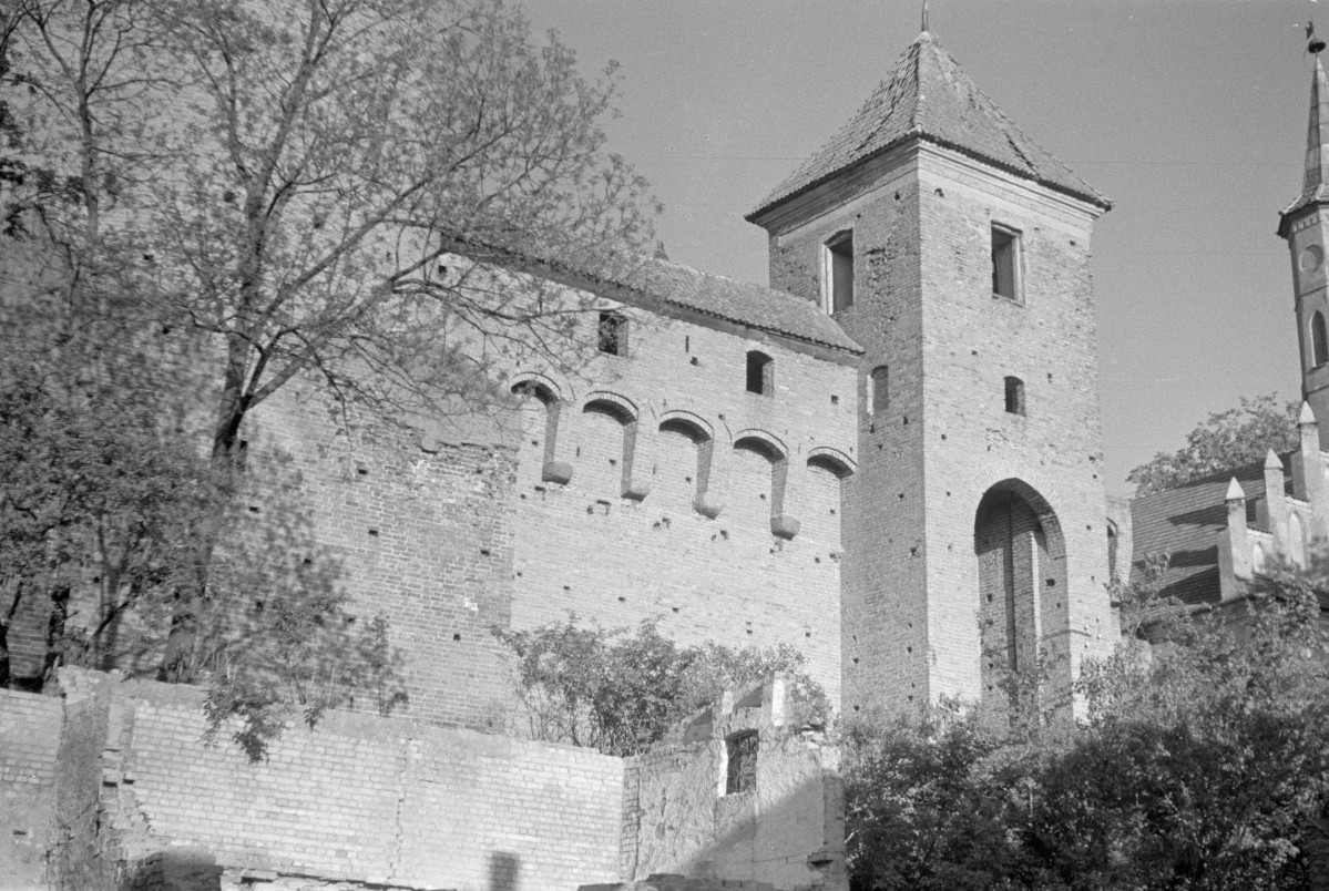 zamek biskupów warmińskich - brama główna, skan 1