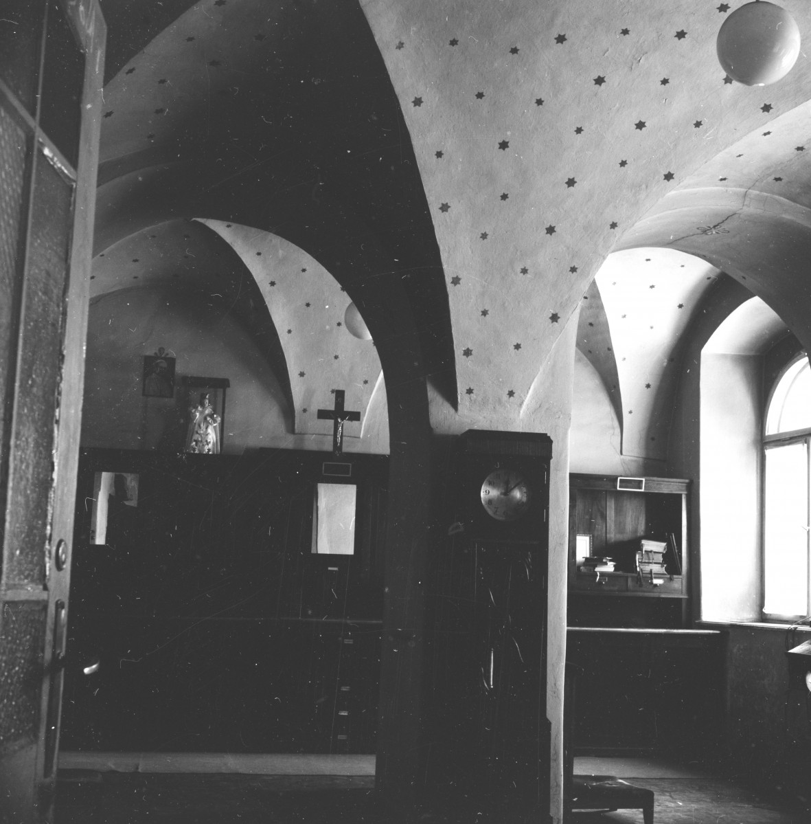 klasztor o.o. Franciszkanów - krużganek, skan 1