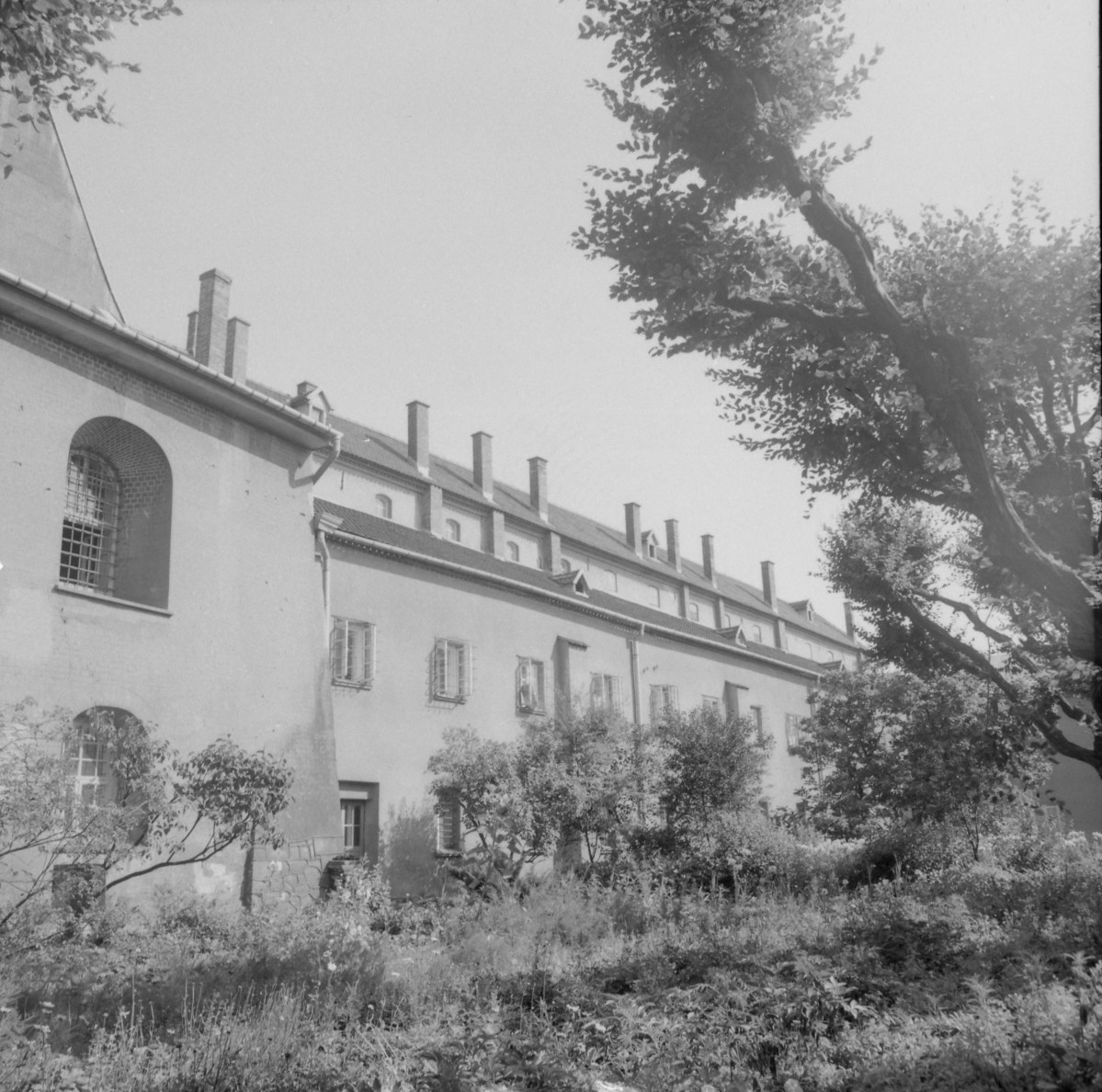 klasztor ss. Mniszek Benedyktynek - elewacja zachodnia, skan 1