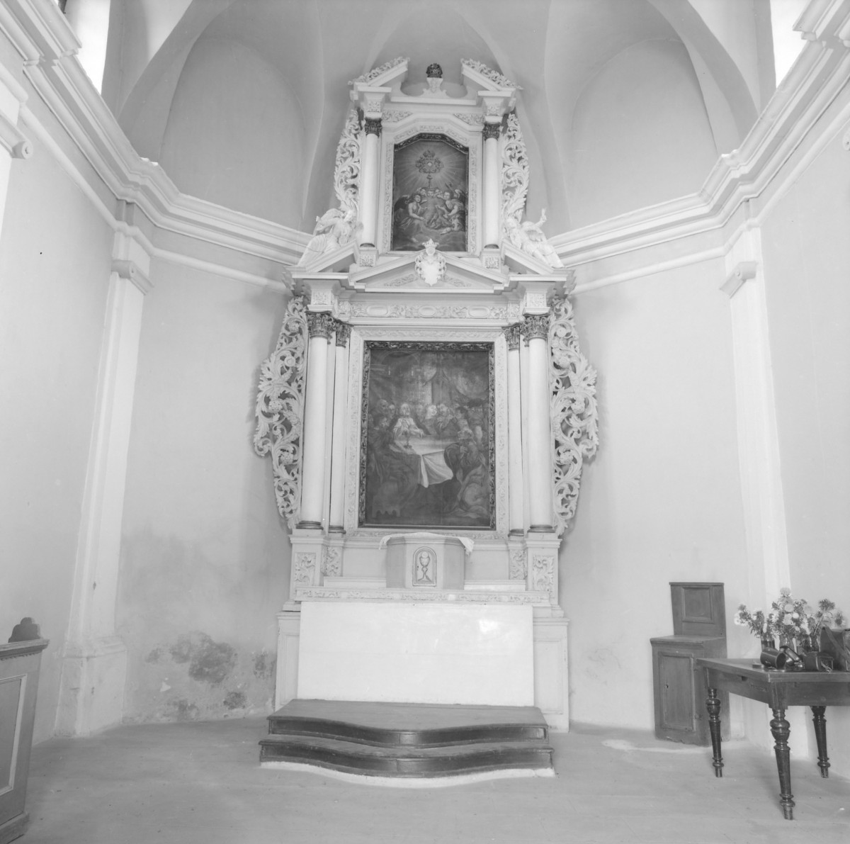 klasztor Franciszkanów - Kalwaria Pakoska - kaplica Wieczernik - wnętrze - ołtarz, skan 1