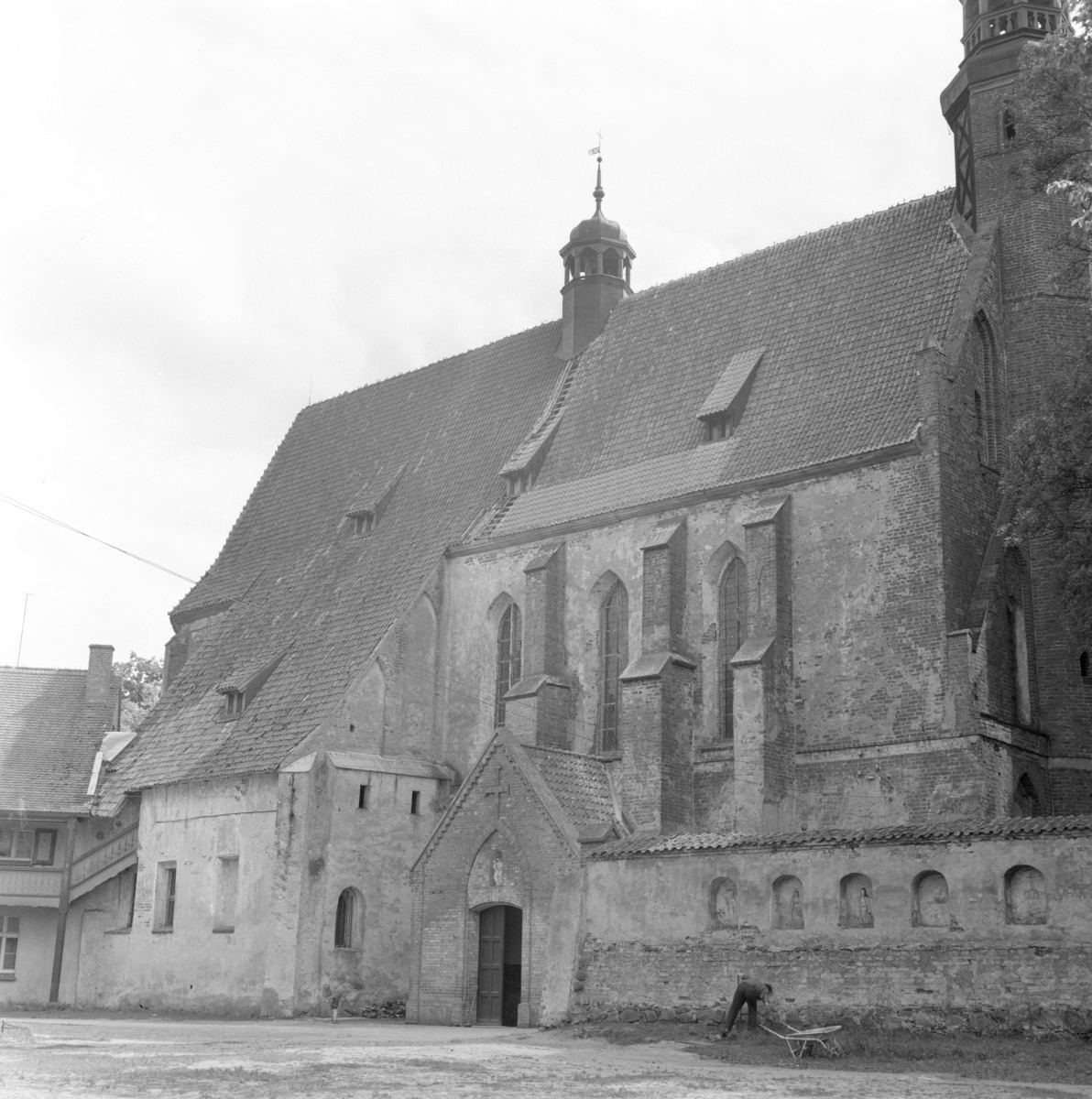 kościół, ob. parafialny rzymskokatolicki pw. Wniebowzięcia Najświętszej Marii Panny - widok od południa, skan 1