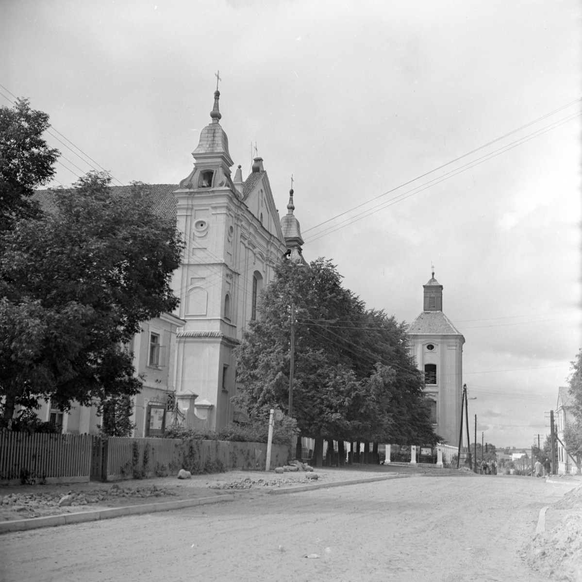 bazylika Mniejsza Świętej Trójcy - fragment elewacji frontowej, skan 1