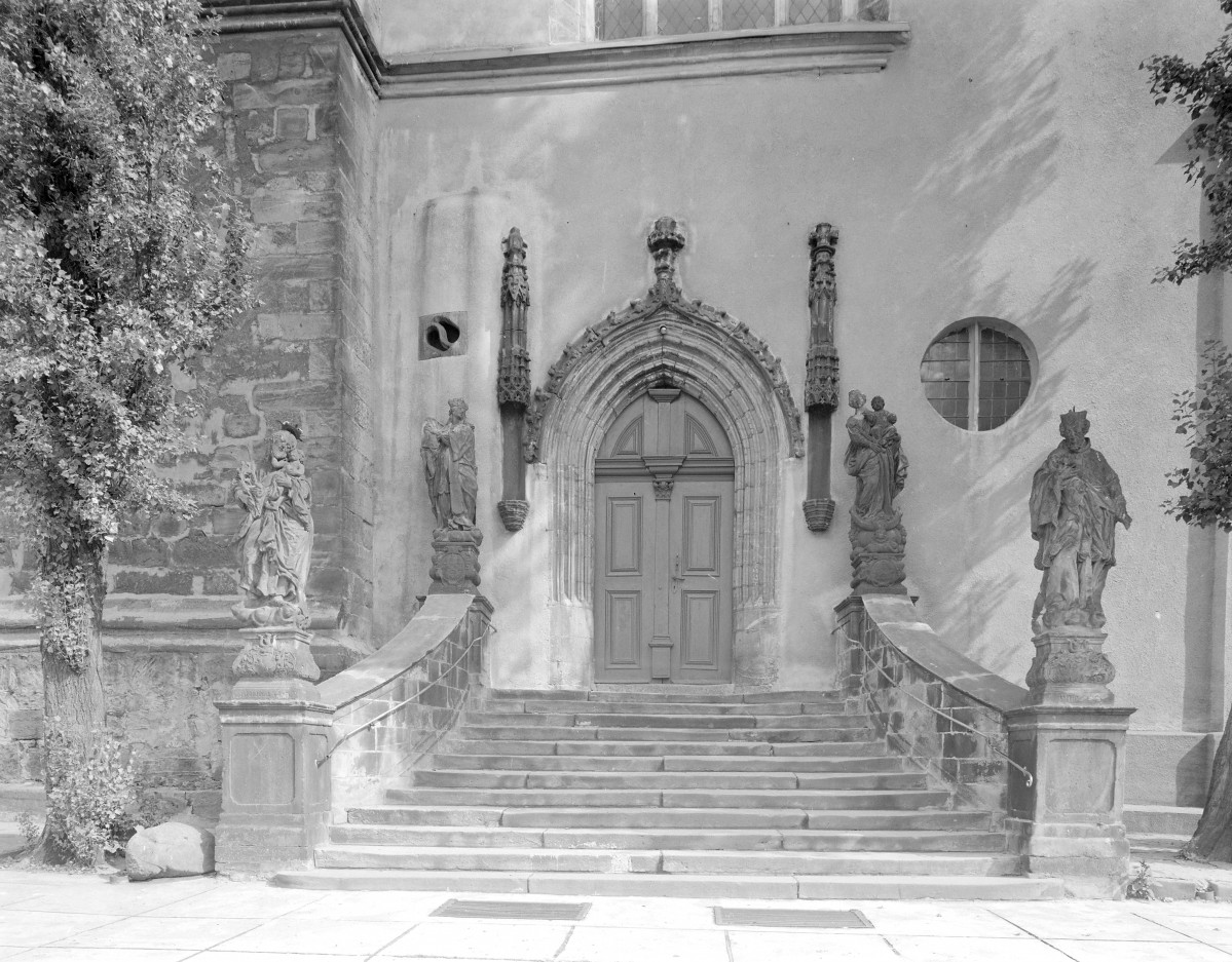 kościół pw. Wniebowzięcia Najświętszej Maryi Panny i św. Mikołaja - elewacja frontowa - portal frontowy, skan 1