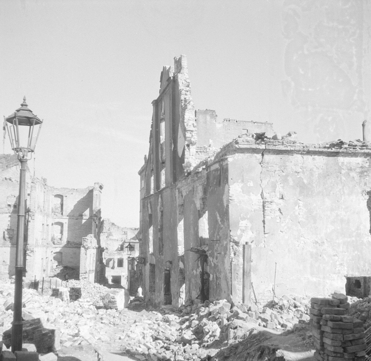 Spichlerz Baryczków - budynek w ruinie. Zagruzowana ulica., skan 1