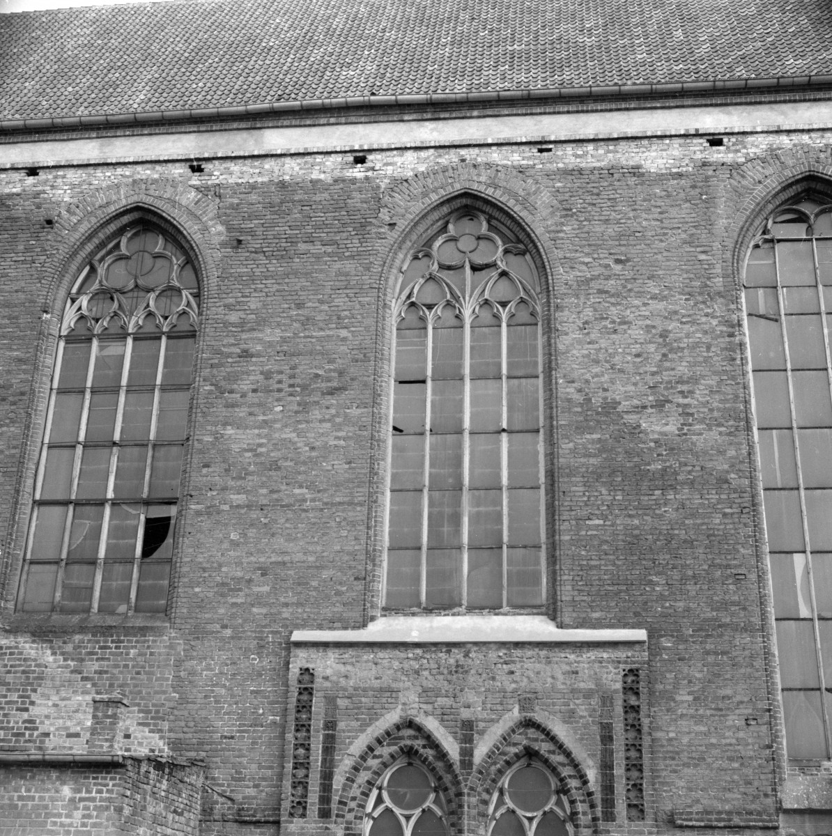 kościół rzymskokatolicki, ob. katedra pw. św. Mikołaja - elewacja pólnocna - okno, skan 1