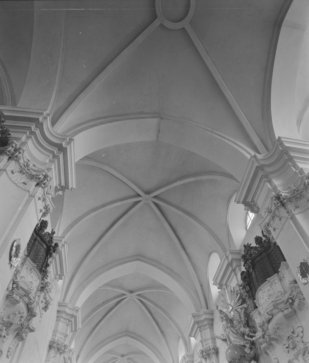 sanktuarium św. Jadwigi Śląskiej - kościół, sklepienie krzyżowo - żebrowe, skan 1
