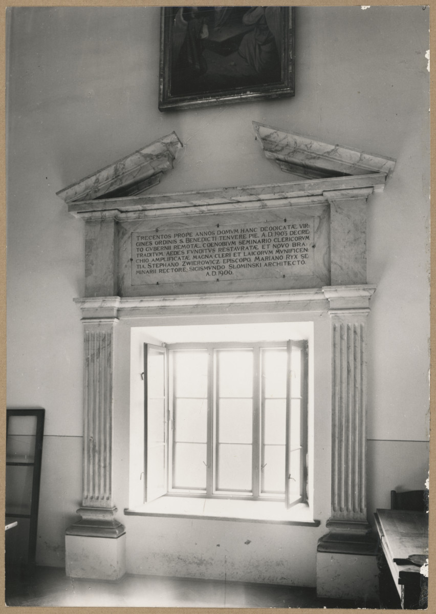 Zespół klasztorny ss. Benedyktynek -  widok na obramienie okna i tablicę pamiątkową w klasztorze, skan 1