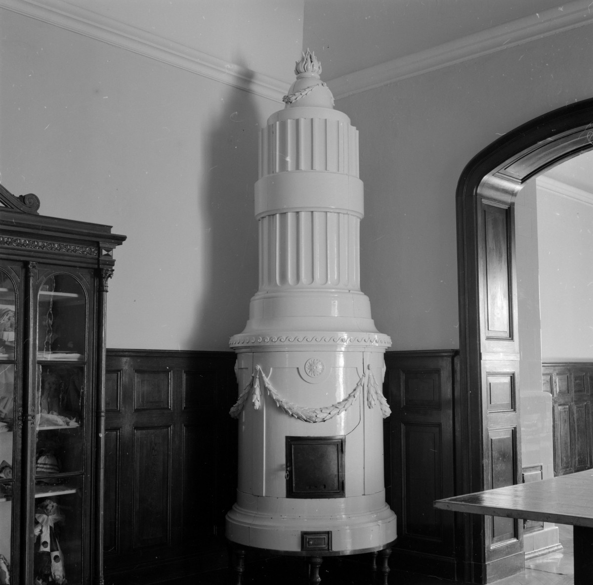 pałac von Strachwitzów - wnętrze - piętro I - sala - piec, skan 1