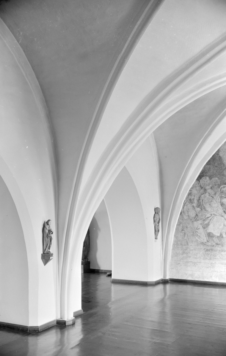 kościół klasztorny dominikanek pw. Świętego Ducha, ob. muzeum - wnętrze: fragment sali wystawowej, skan 1