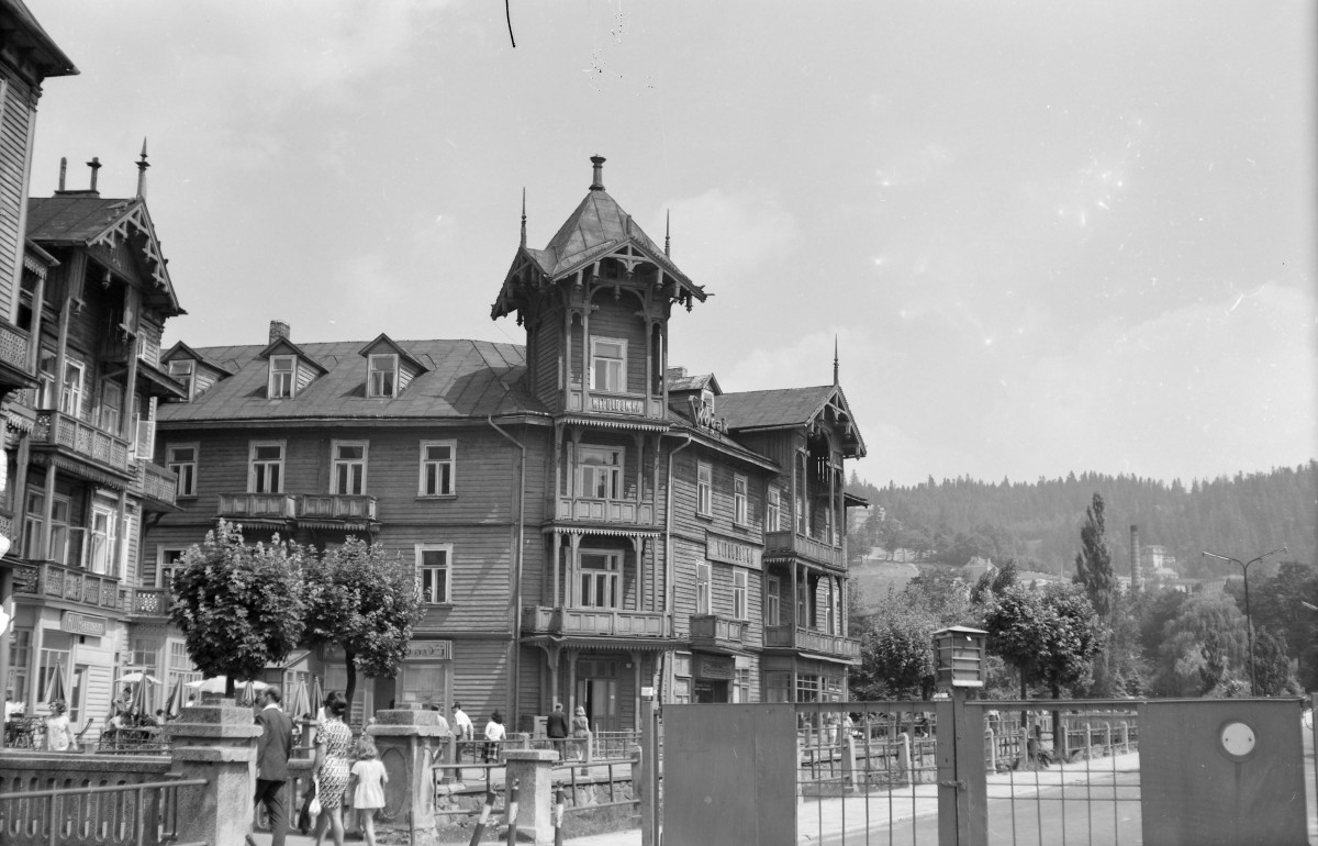 Willa "Witoldówka" - elewacja frontowa z oszalowaniem oraz trójkątnym szczytem. Ryzalit słupowy ganku z balkonam i i werandami., skan 1