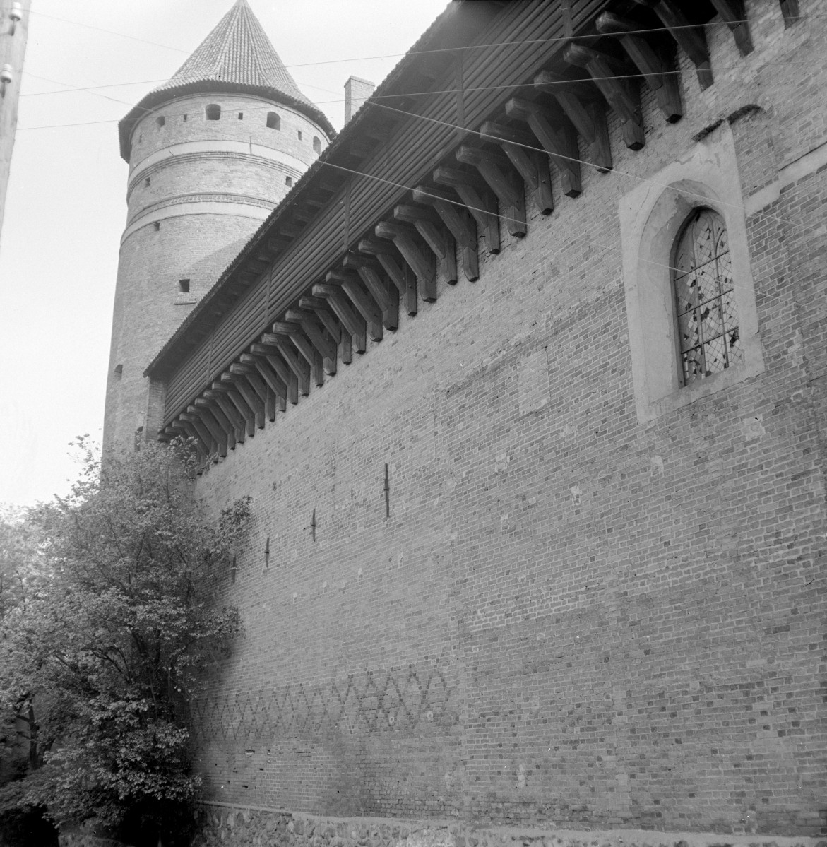 Zamek Kapituły Warmińskiej - widok od strony południowej - fragment, skan 1